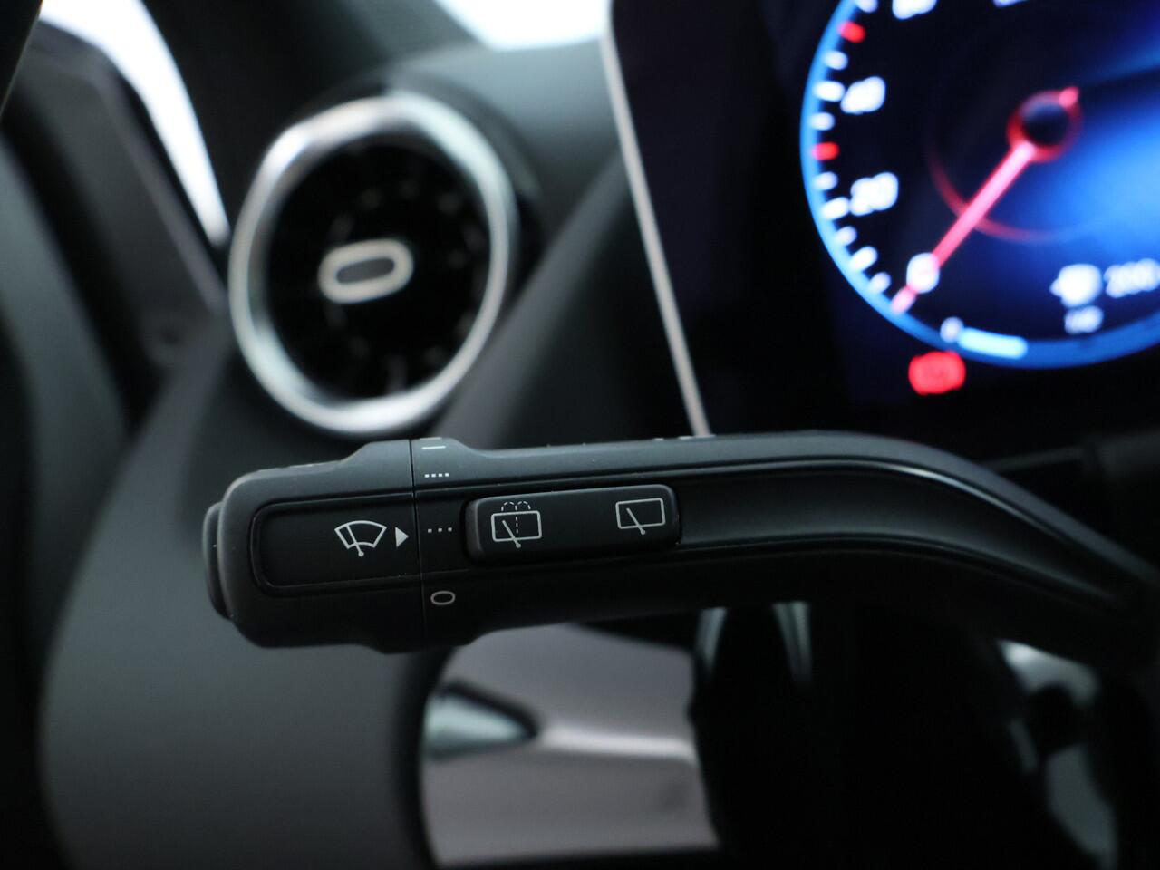 Mercedes-Benz B-KLASSE 180 AMG Nightpakket | Panoramadak | Trekhaak | Parkeerpakket met Camera | Stoelverwarming | Car Play | LED | Inclusief 12 Maanden Garantie.