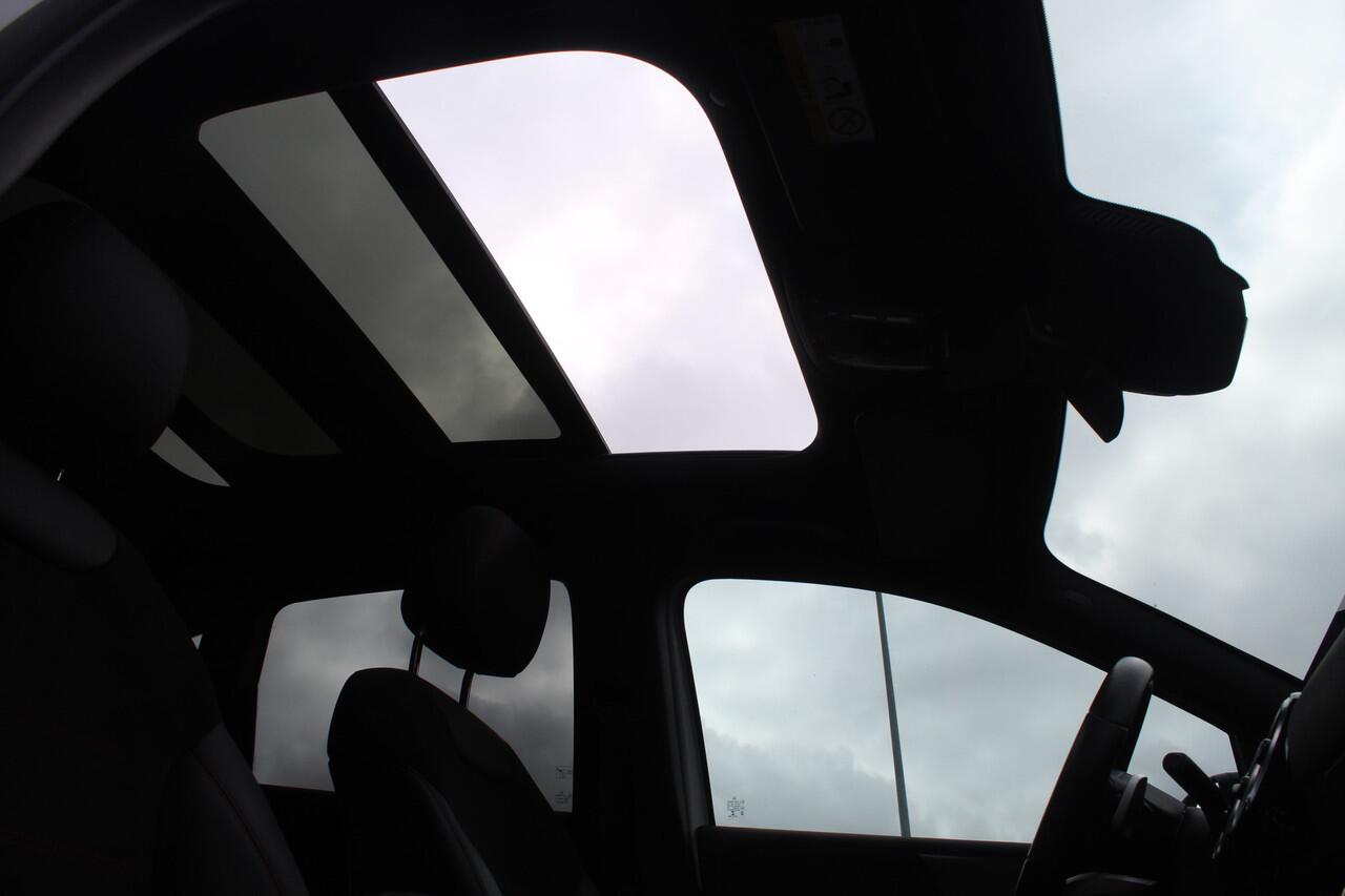 Mercedes-Benz B-KLASSE 180 Business Solution AMG Night pakket/Panoramadak/Navigatie/Apple carplay/Achteruitrijcamera/Parkeersensoren rondom/Dodehoek detectie/Cruise control/DAB/18'' Lichtmetalen velgen.