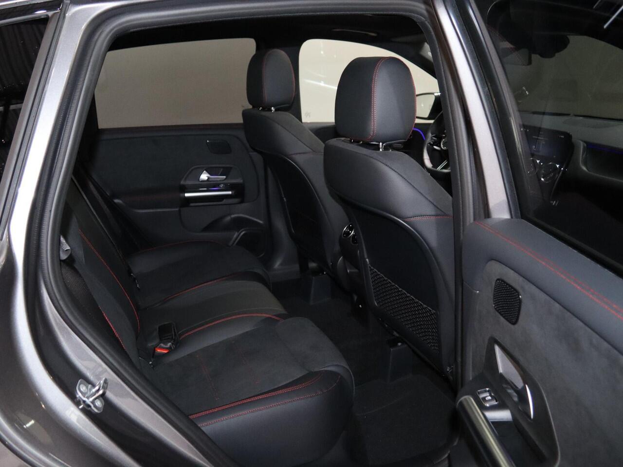 Mercedes-Benz B-KLASSE 250e Business Solution AMG | Panoramaschuifdak | Night | Premium plus pakket | Winter pakket | Trekhaak | Head-up display |