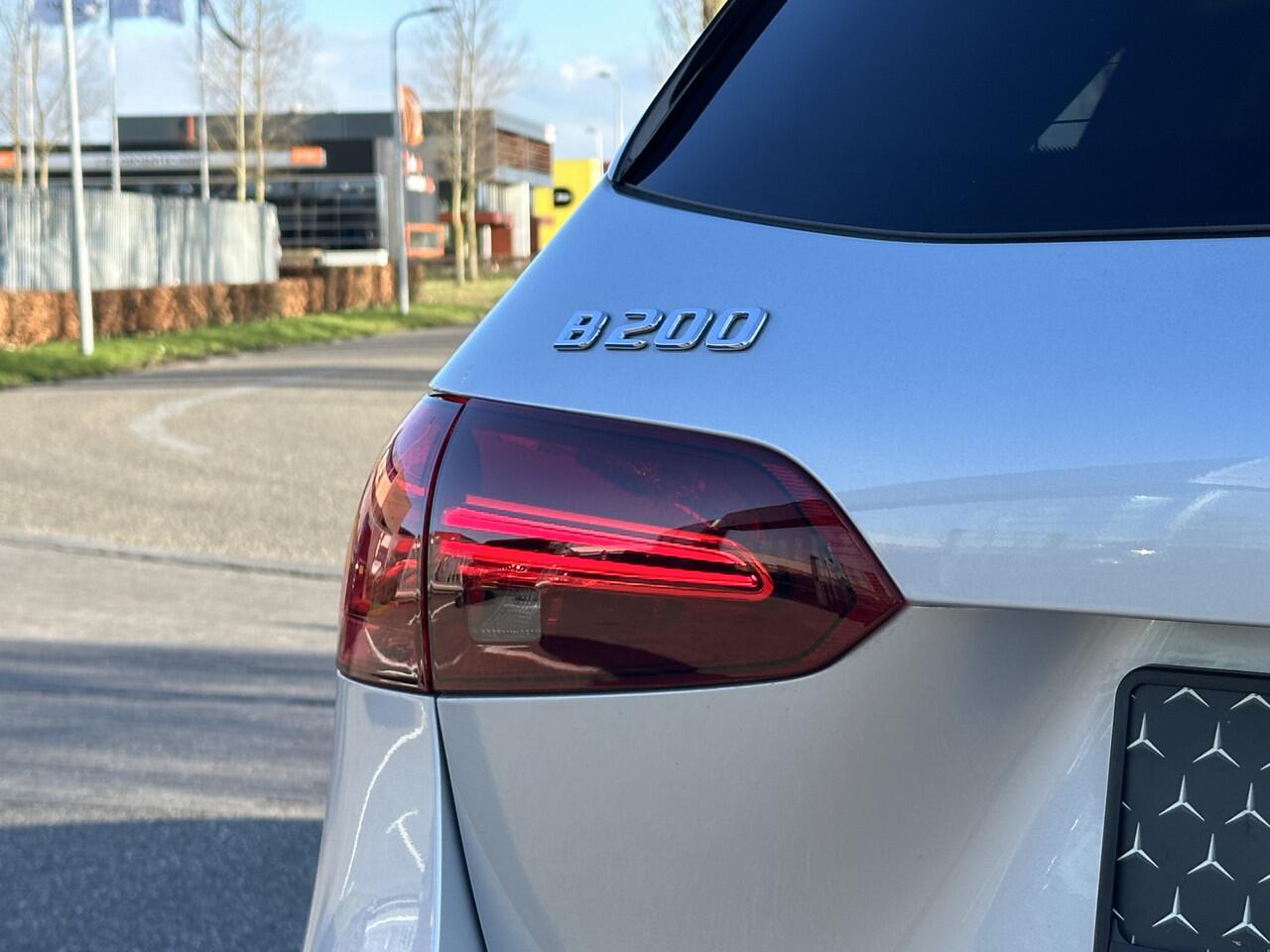 Mercedes-Benz B-KLASSE 200 AMG Line l Distronic l Panoramaschuifdak l MBUX l Achteruitrijcamera l Multispaaks l sportief motorgeluid l Keyless l Stoelverwarming l Multibeam l draadloos opladen voor l