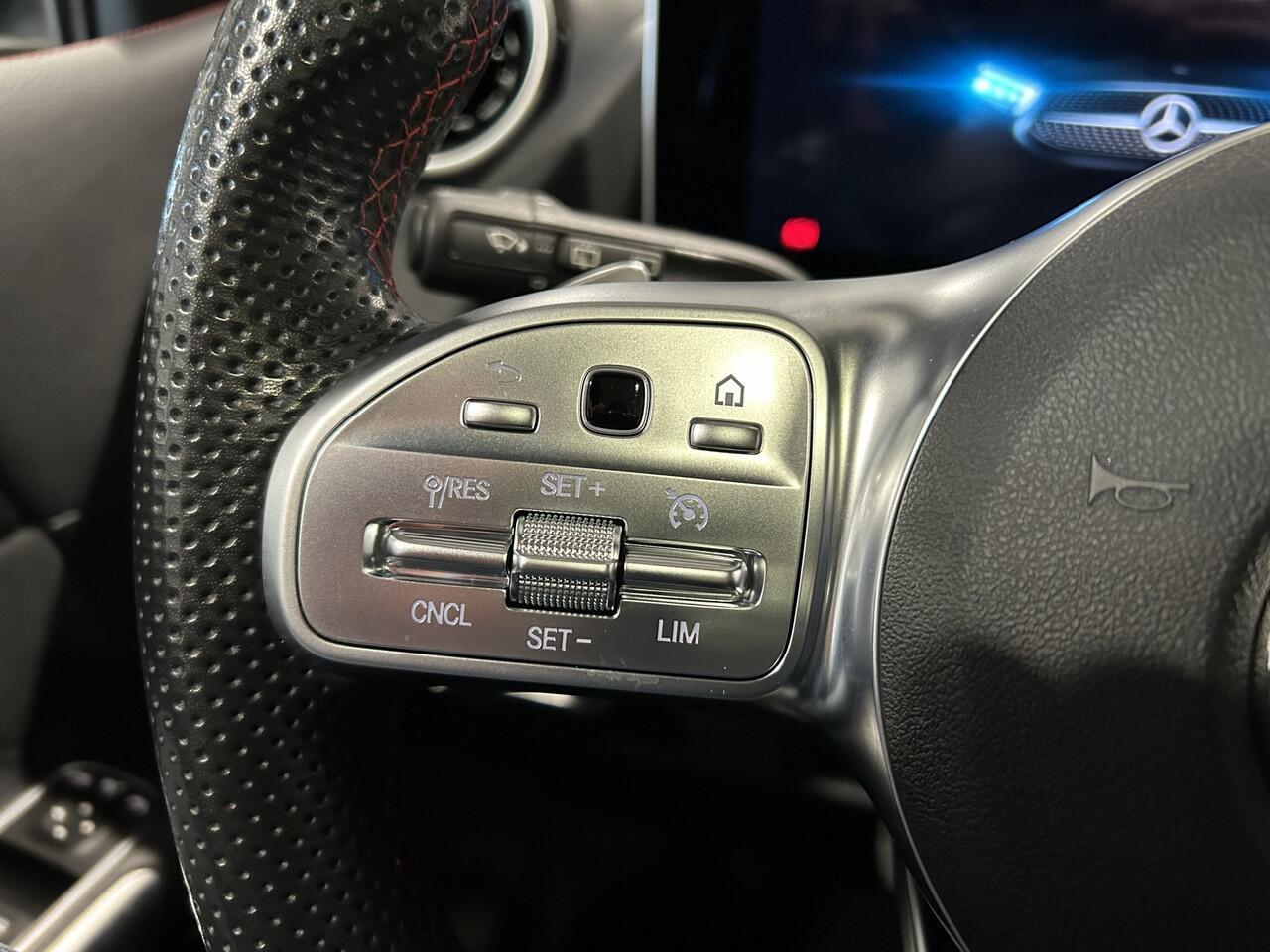 Mercedes-Benz B-KLASSE 180 AMG // Panoramadak // Camera // Carplay // Elek. Achterklep // Cruise Control // Parkeersensoren