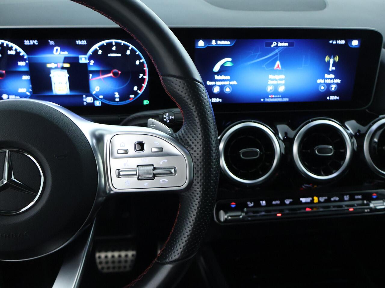 Mercedes-Benz B-KLASSE 180 AMG Nightpakket | Panoramadak | Trekhaak | Parkeerpakket met Camera | Stoelverwarming | Car Play | LED | Inclusief 12 Maanden Garantie.