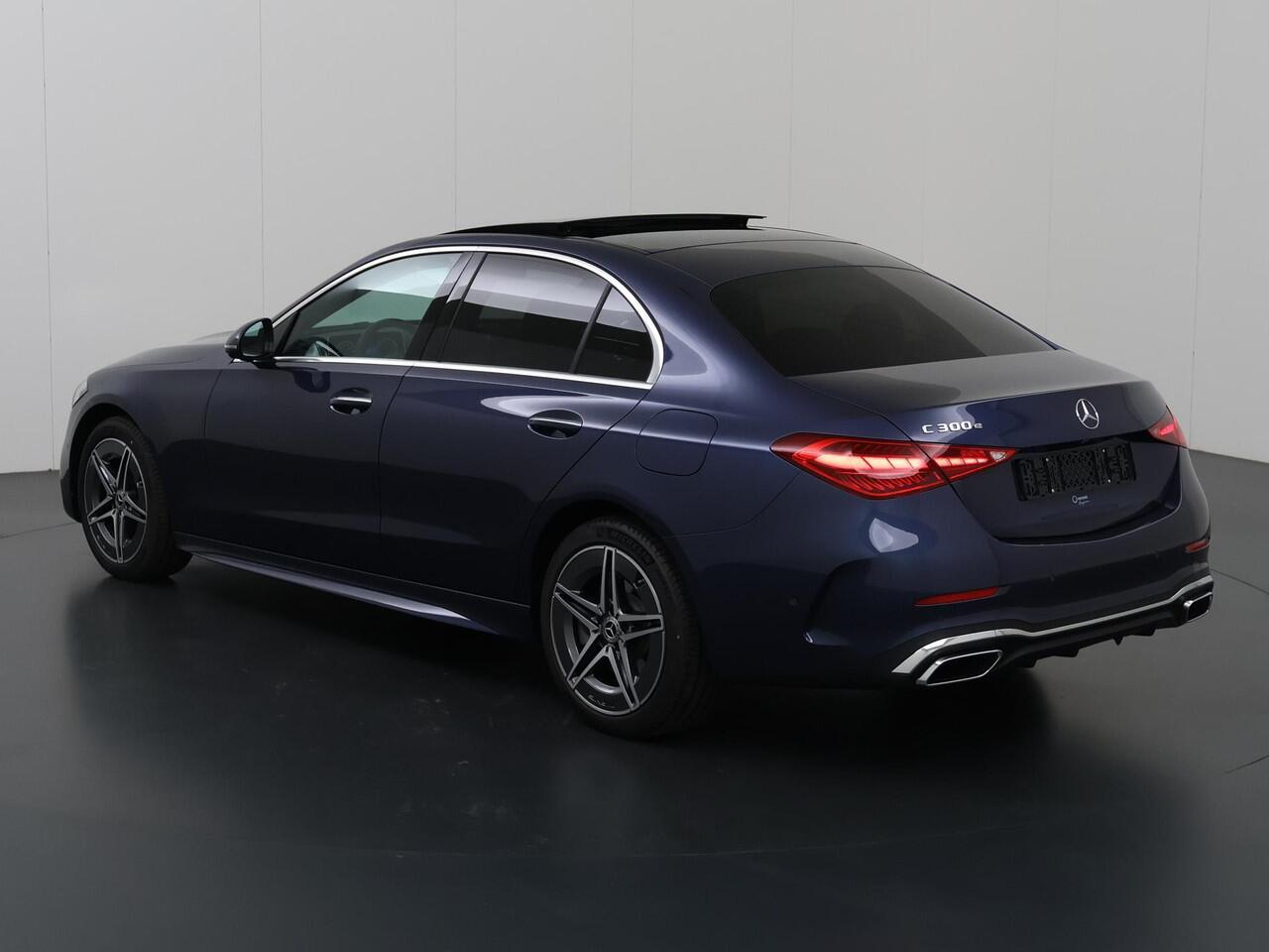 Mercedes-Benz C-KLASSE 300e AMG Line | Panoramaschuifdak| Rijsassistentiepakket | Trekhaak | 360 camera | Digital light | Winterpakket