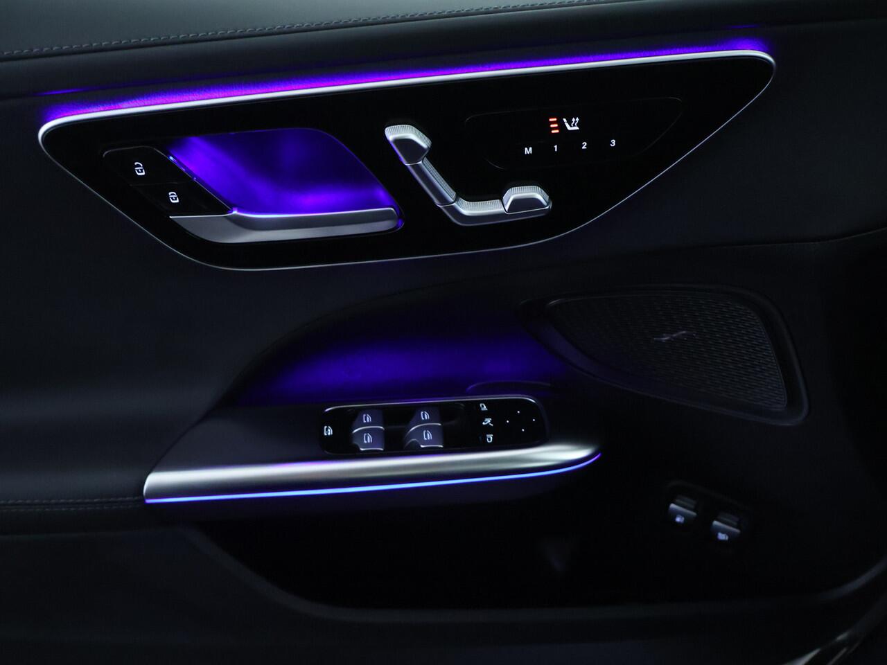 Mercedes-Benz C-KLASSE Estate 300 e AMG Plug-In Hybride AMG Line | Night Pakket | Trekhaak | Panorama Schuif-Kanteldak | Memory Voorstoelen. Inclusief 24 maanden Mercedes-Benz Certified garantie voor Europa.