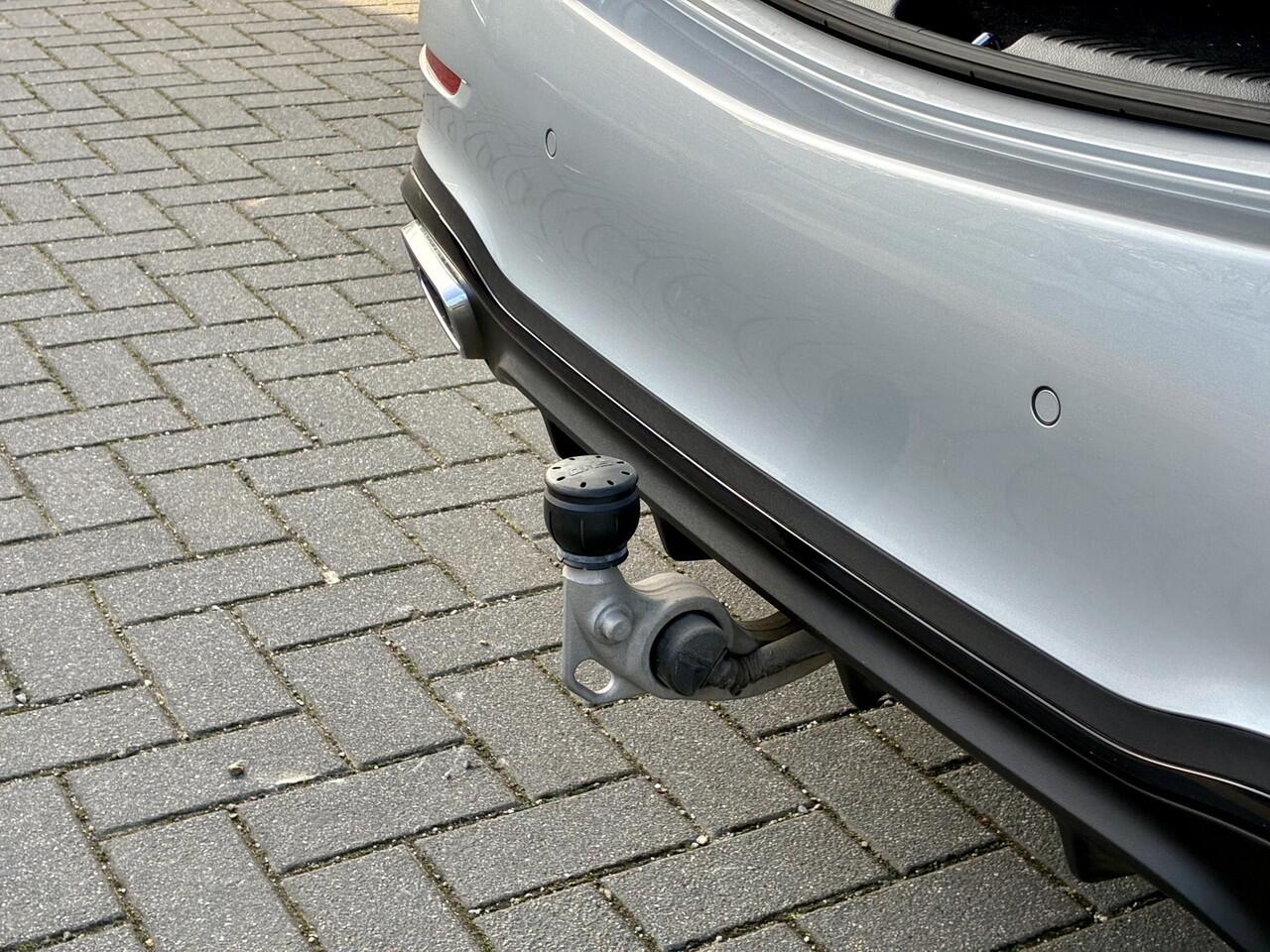 Mercedes-Benz C-KLASSE 300 e | AMG Line | Panoramadak | Trekhaak | Premium Plus | Night Pakket | Winter Pakket | Elektrisch Verstelbare Stoelen + Memory | Head-up Display | 360° Camera | Dodehoekassistent | Stuurverwarming | Stoelverwarming | Sfeerverlichting