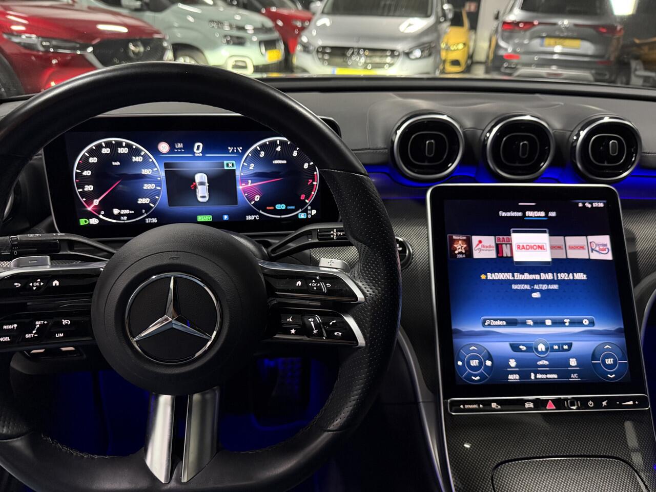 Mercedes-Benz C-KLASSE 180 AMG Line Automaat - Leder - Navigatie - Camera - Panoramadak - Full Option - Nieuwstaat - 1e Eigenaar