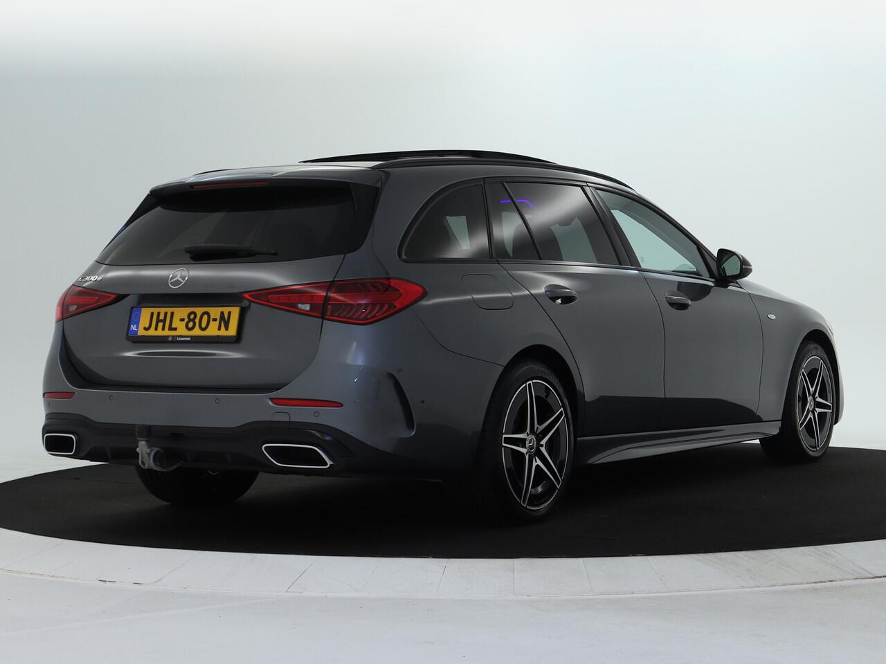 Mercedes-Benz C-KLASSE Estate 300 e AMG Plug-In Hybride AMG Line | Night Pakket | Trekhaak | Panorama Schuif-Kanteldak | Dodehoek Assist. Inclusief 24 maanden MB Certified garantie voor Europa.