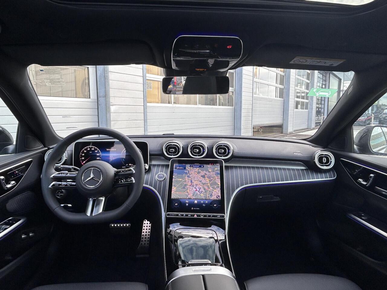 Mercedes-Benz C-KLASSE 300 e Business Solution AMG | Night Pakket | Panoramadak | Trekhaak | 360° Camera | Dodehoekassistent | Elektrisch Verstelbare Stoelen + Memory | Apple CarPlay | Android Auto | Sfeerverlichting | Stoelverwarming