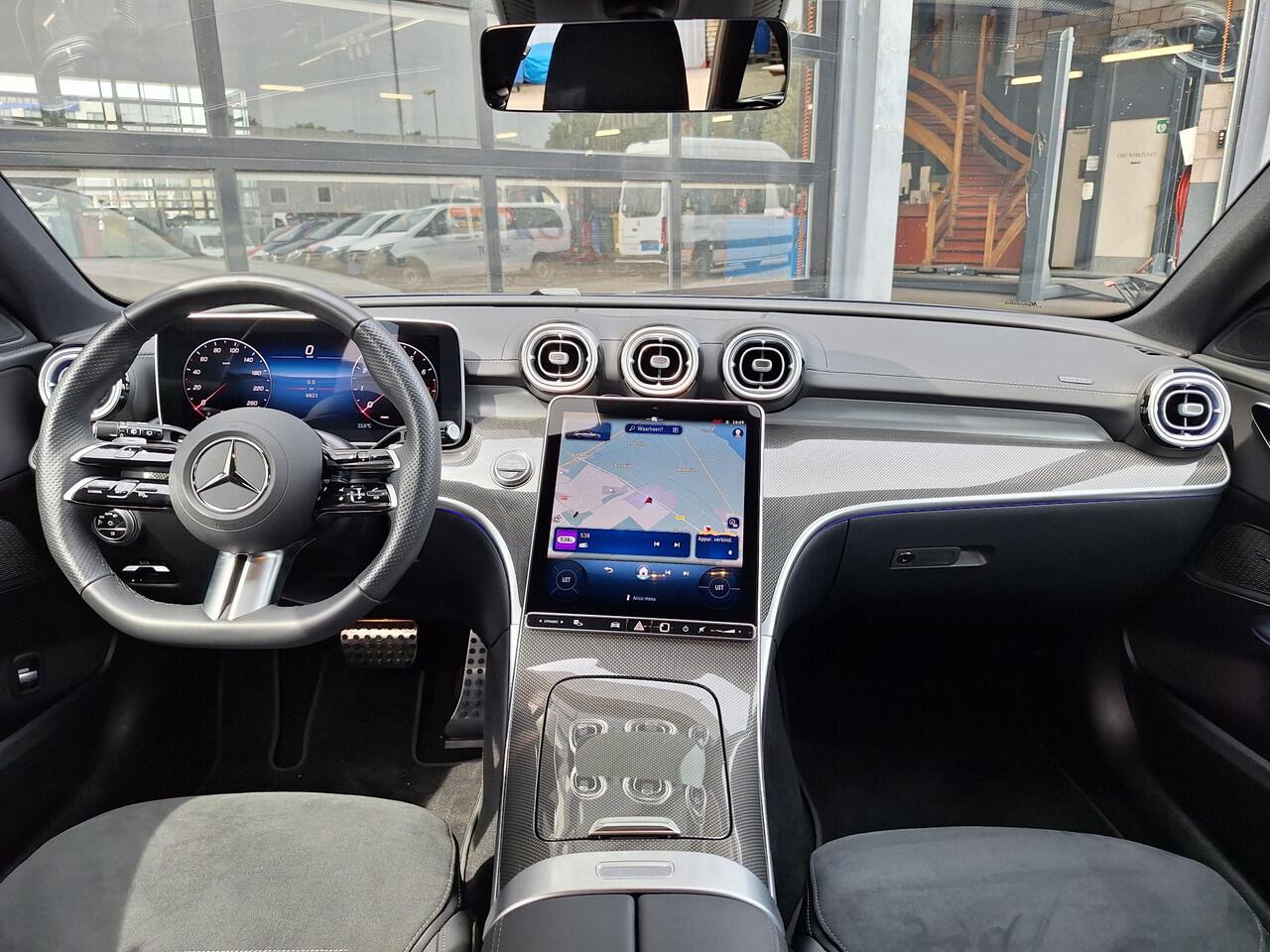 Mercedes-Benz C-KLASSE Estate 180 Star Edition AMG | Night Pakket | Trekhaak | Elektrisch Verstelbare Stoelen + Memory | Elektrische Achterklep | Apple CarPlay | Android Auto | Dodehoekassistent | Sfeerverlichting | Stoelverwarming | Achteruitrijcamera