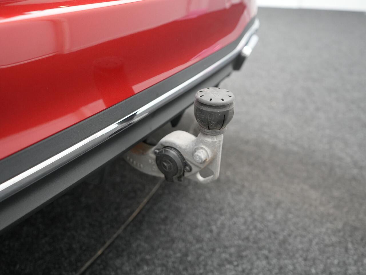 Mercedes-Benz C-KLASSE Estate 300 e AMG Line Plug In Hybrid 313pk Dealer O.H PHEV | Trekhaak af Fabriek | Adaptive Cruise | 360 Camera | Digital LED | Alcantara Sportstoelen Verwarmd | Sfeerverlichting | Keyless |