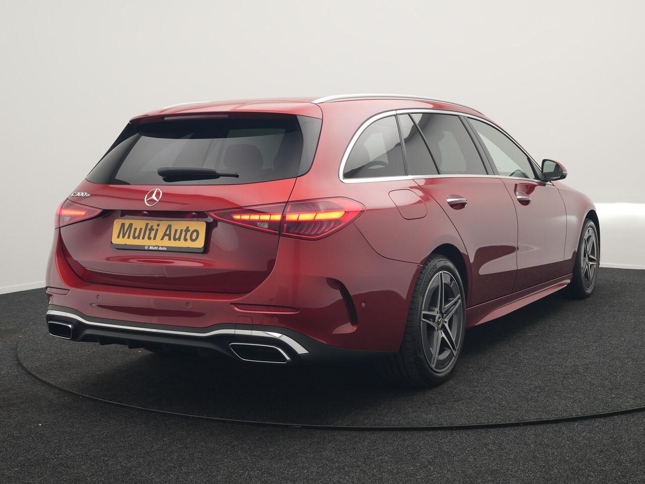Mercedes-Benz C-KLASSE Estate 300 e AMG Line Plug In Hybrid 313pk Dealer O.H PHEV | Trekhaak af Fabriek | Adaptive Cruise | 360 Camera | Digital LED | Alcantara Sportstoelen Verwarmd | Sfeerverlichting | Keyless |