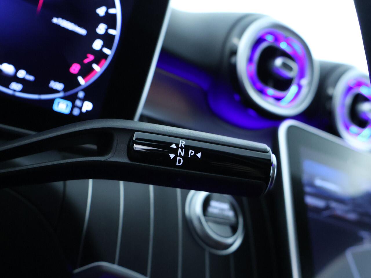 Mercedes-Benz C-KLASSE Estate 300 e AMG Plug-In Hybride Panorama Schuif-Kanteldak | Trekhaak | Digital Light | 360° camera | Easy Pack Achterklep | Apple CarPlay. Inclusief 24 maanden MB Certified garantie voor Europa.