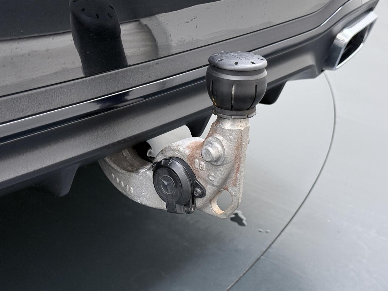 Mercedes-Benz C-KLASSE 200 AMG // Panoramadak // Trekhaak // Carplay // Camera // Nightpakket // Alarm // 19 inch // Sfeerverlichting