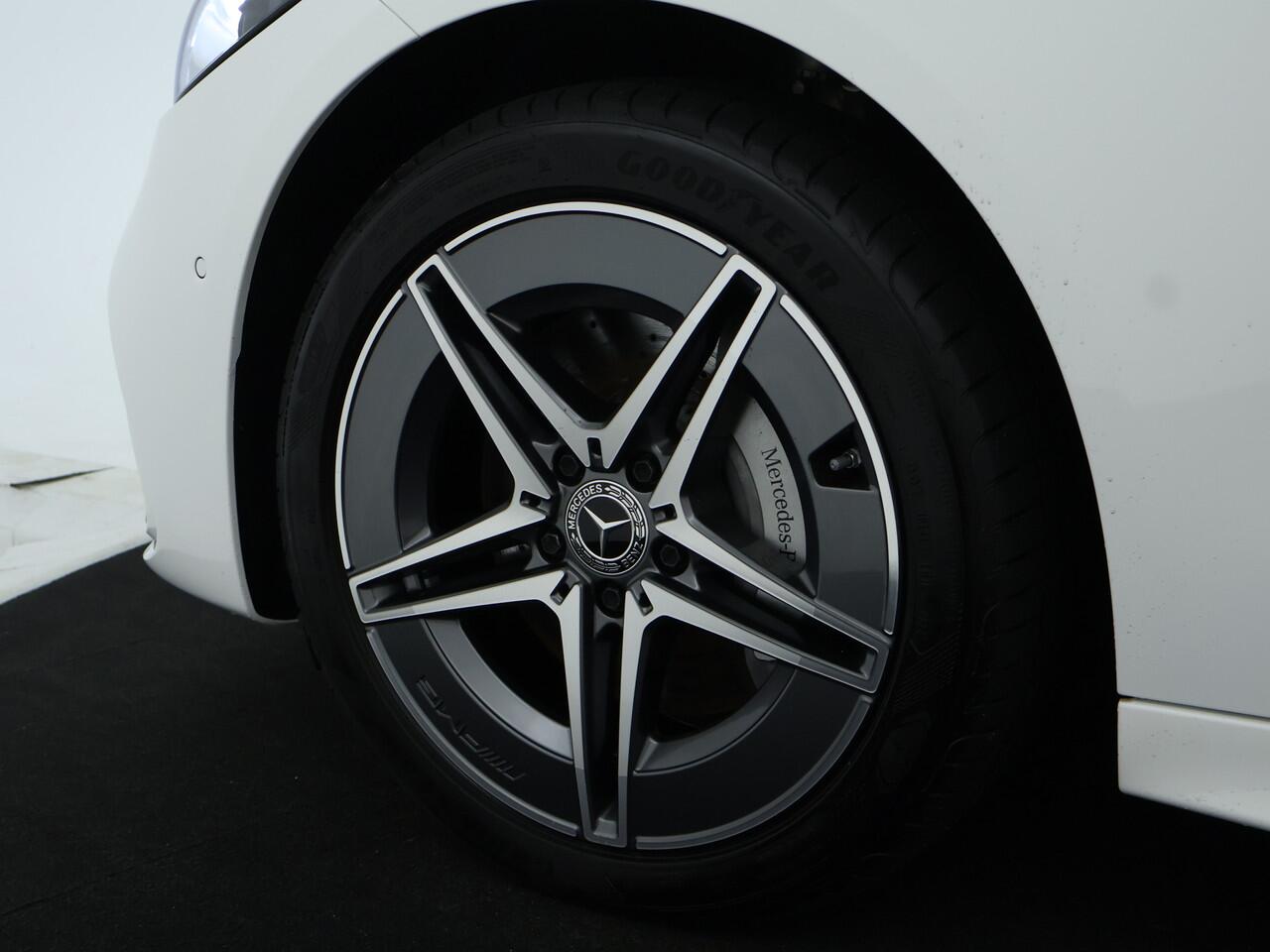 Mercedes-Benz C-KLASSE Estate 300 e AMG Line | AMG Line | Trekhaak | Panoramadak | Distronic | Stuur en Stoelverwarming | Inclusief 48 maanden MB Certified garantie voor Europa.