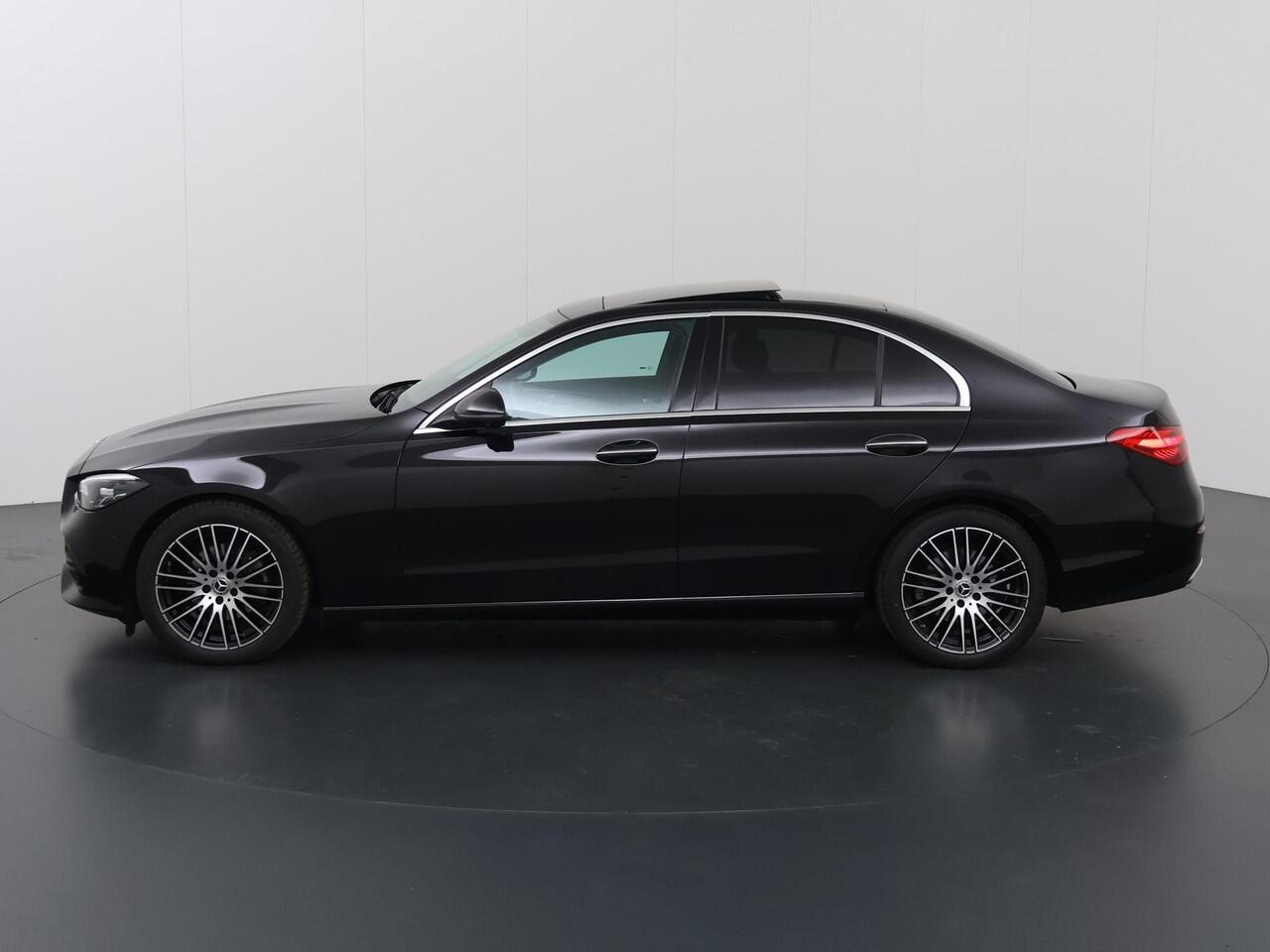 Mercedes-Benz C-KLASSE 180 AMG Line | Panoramadak | 360 camera | Draadloos laden | Elektrisch verstelbare voorstoelen |