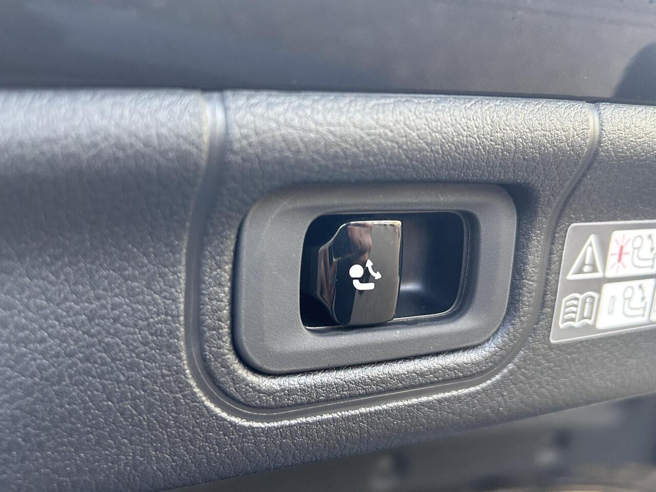 Mercedes-Benz C-KLASSE 300 e Business Solution AMG | Night Pakket | Panoramadak | Trekhaak | 360° Camera | Dodehoekassistent | Elektrisch Verstelbare Stoelen + Memory | Apple CarPlay | Android Auto | Sfeerverlichting | Stoelverwarming