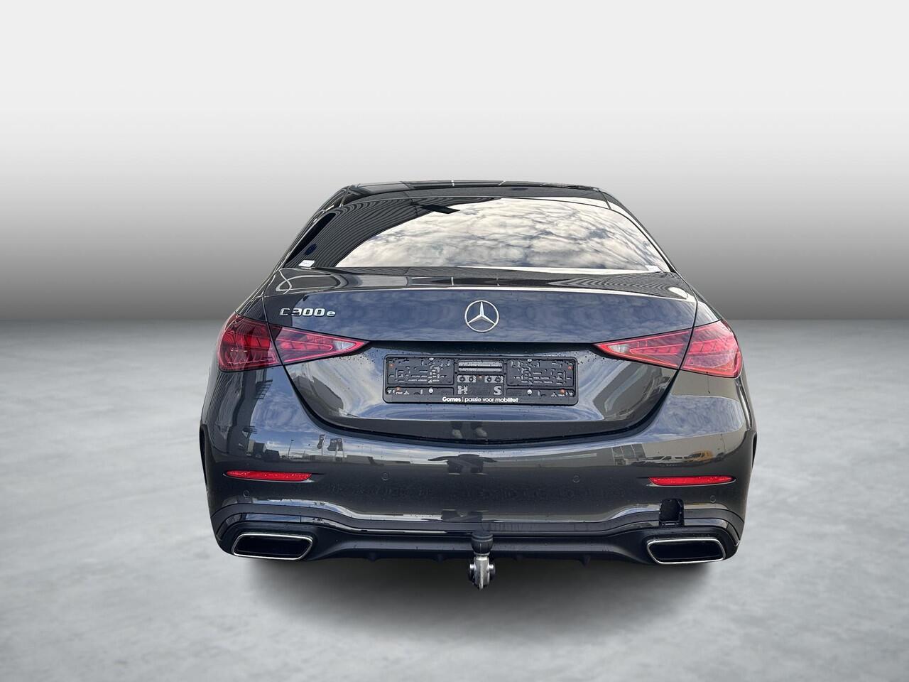 Mercedes-Benz C-KLASSE 300 e Business Solution AMG | Night Pakket | Panoramadak | Trekhaak | 360° Camera | Dodehoekassistent | Elektrisch Verstelbare Stoelen + Memory | Apple CarPlay | Android Auto | Sfeerverlichting | Stoelverwarming