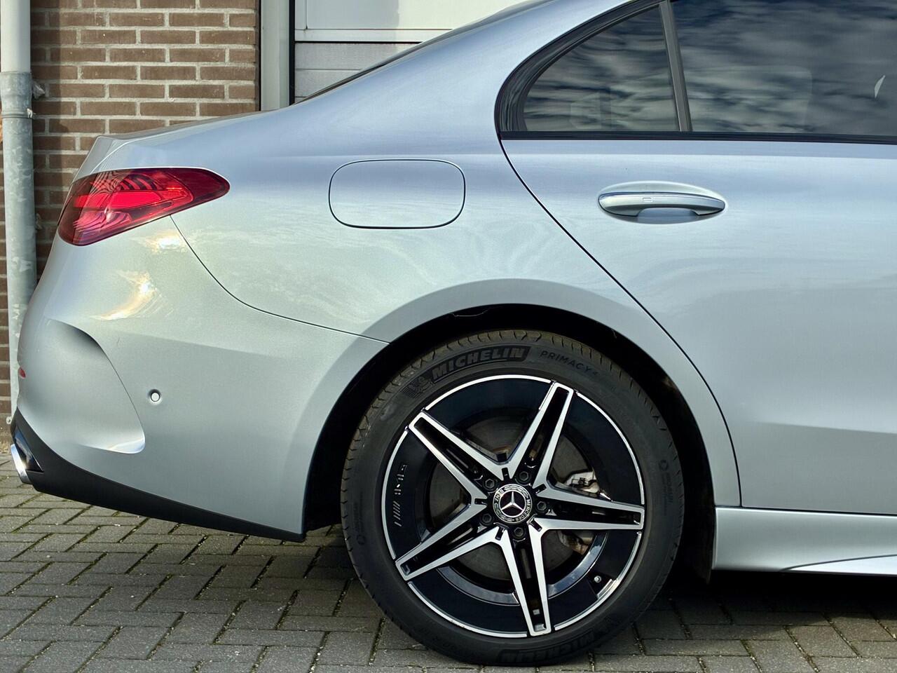 Mercedes-Benz C-KLASSE 300 e | AMG Line | Panoramadak | Trekhaak | Premium Plus | Night Pakket | Winter Pakket | Elektrisch Verstelbare Stoelen + Memory | Head-up Display | 360° Camera | Dodehoekassistent | Stuurverwarming | Stoelverwarming | Sfeerverlichting