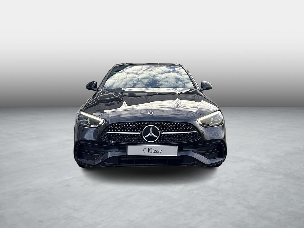 Mercedes-Benz C-KLASSE 300 e Business Solution AMG | Night Pakket | Panoramadak | Trekhaak | 360° Camera | Dodehoekassistent | Elektrisch Verstelbare Stoelen + Memory | Apple CarPlay | Android Auto | Sfeerverlichting | Stoelverwarming