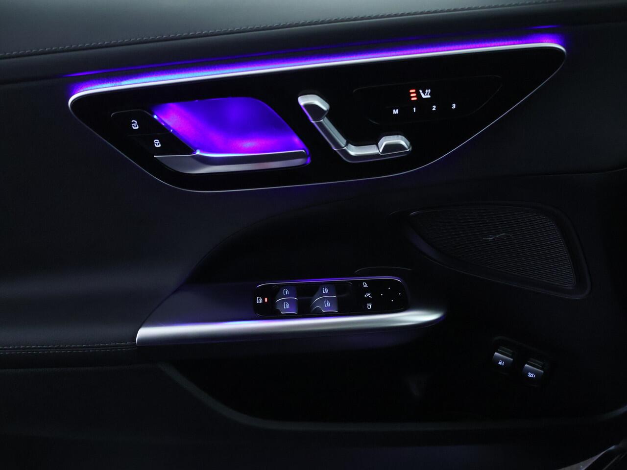 Mercedes-Benz C-KLASSE Estate 300 e AMG Plug-In Hybride AMG Line | Trekhaak | Panorama Schuif-Kanrteldak | Distronic | Stuur en Stoelverwarming. Inclusief 24 maanden Mercedes-Benz Certified garantie voor Europa.