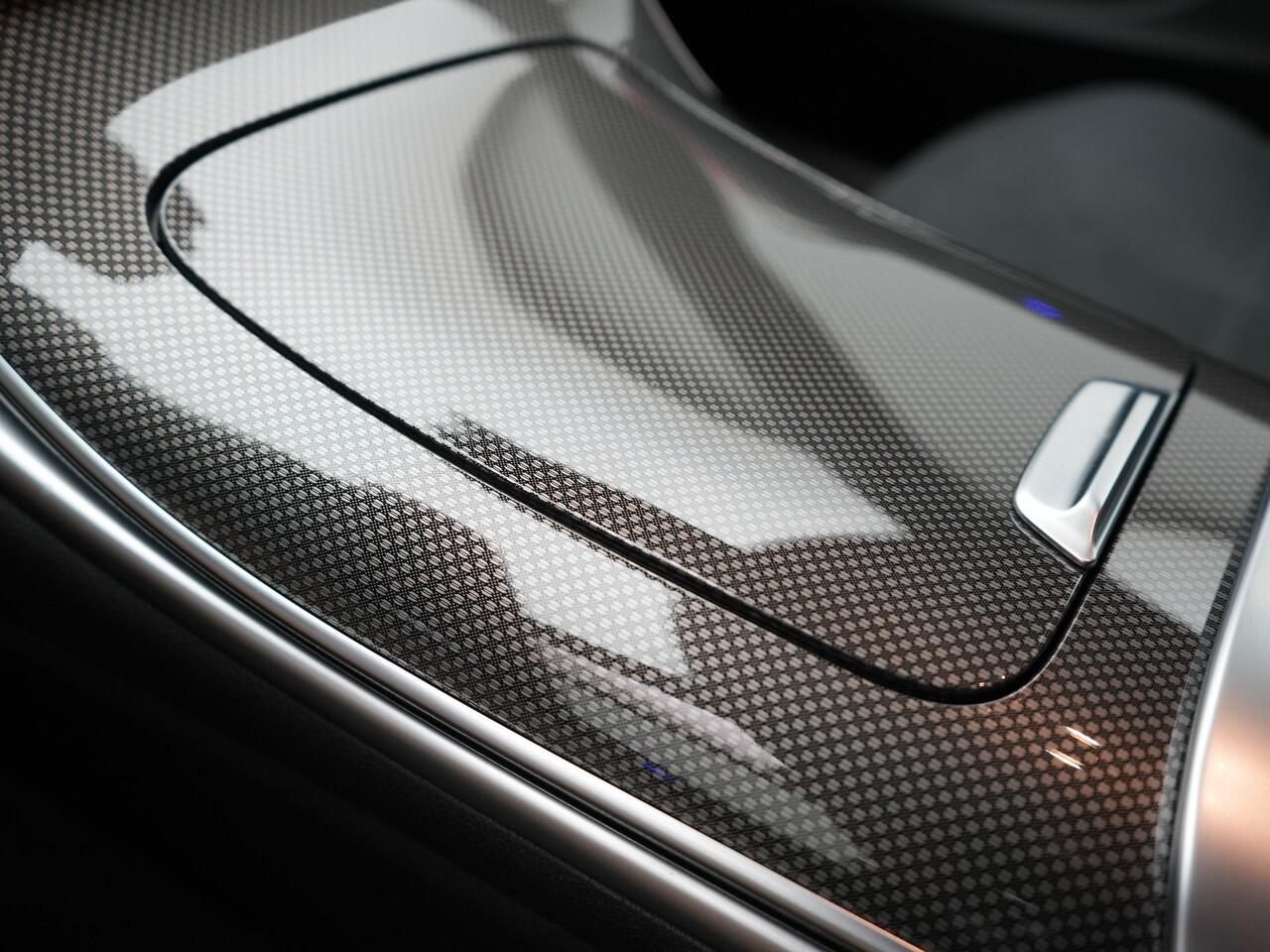 Mercedes-Benz C-KLASSE Estate 300 e AMG Line Plug In Hybrid 313pk Dealer O.H PHEV | Trekhaak af Fabriek | Adaptive Cruise | 360 Camera | Digital LED | Alcantara Sportstoelen Verwarmd | Sfeerverlichting | Keyless |