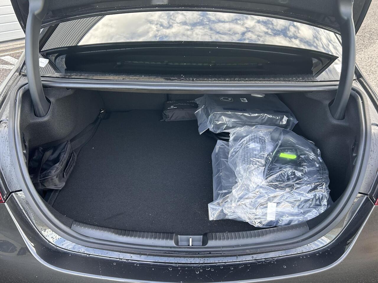 Mercedes-Benz C-KLASSE 300 e Business Solution AMG | Night Pakket | Panoramadak | Trekhaak | 360° Camera | Dodehoekassistent | Elektrisch Verstelbare Stoelen + Memory | Apple CarPlay | Android Auto | Sfeerverlichting | Stoelverwarming