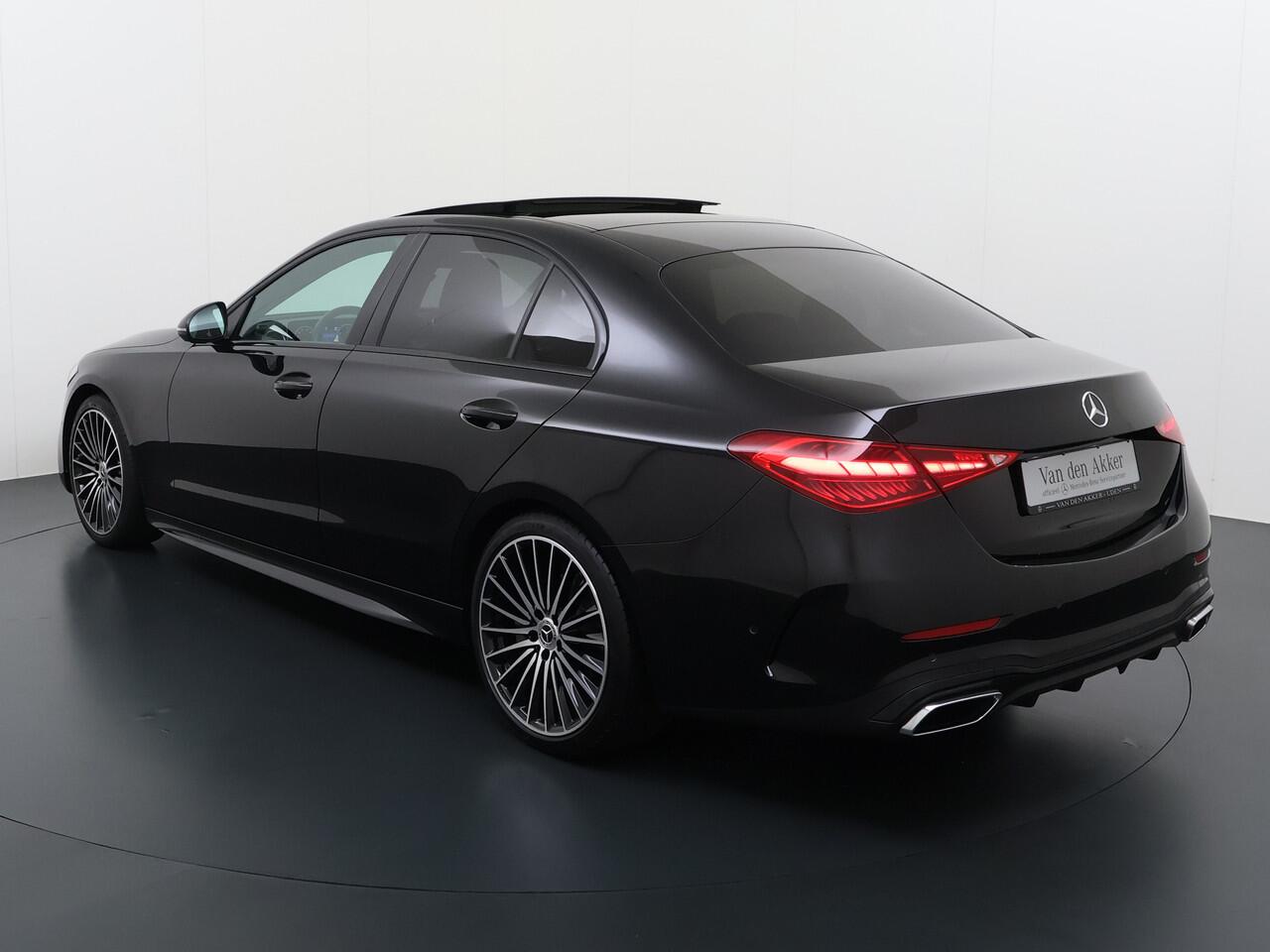 Mercedes-Benz C-KLASSE 200 AMG // Panoramadak // Trekhaak // Carplay // Camera // Nightpakket // Alarm // 19 inch // Sfeerverlichting