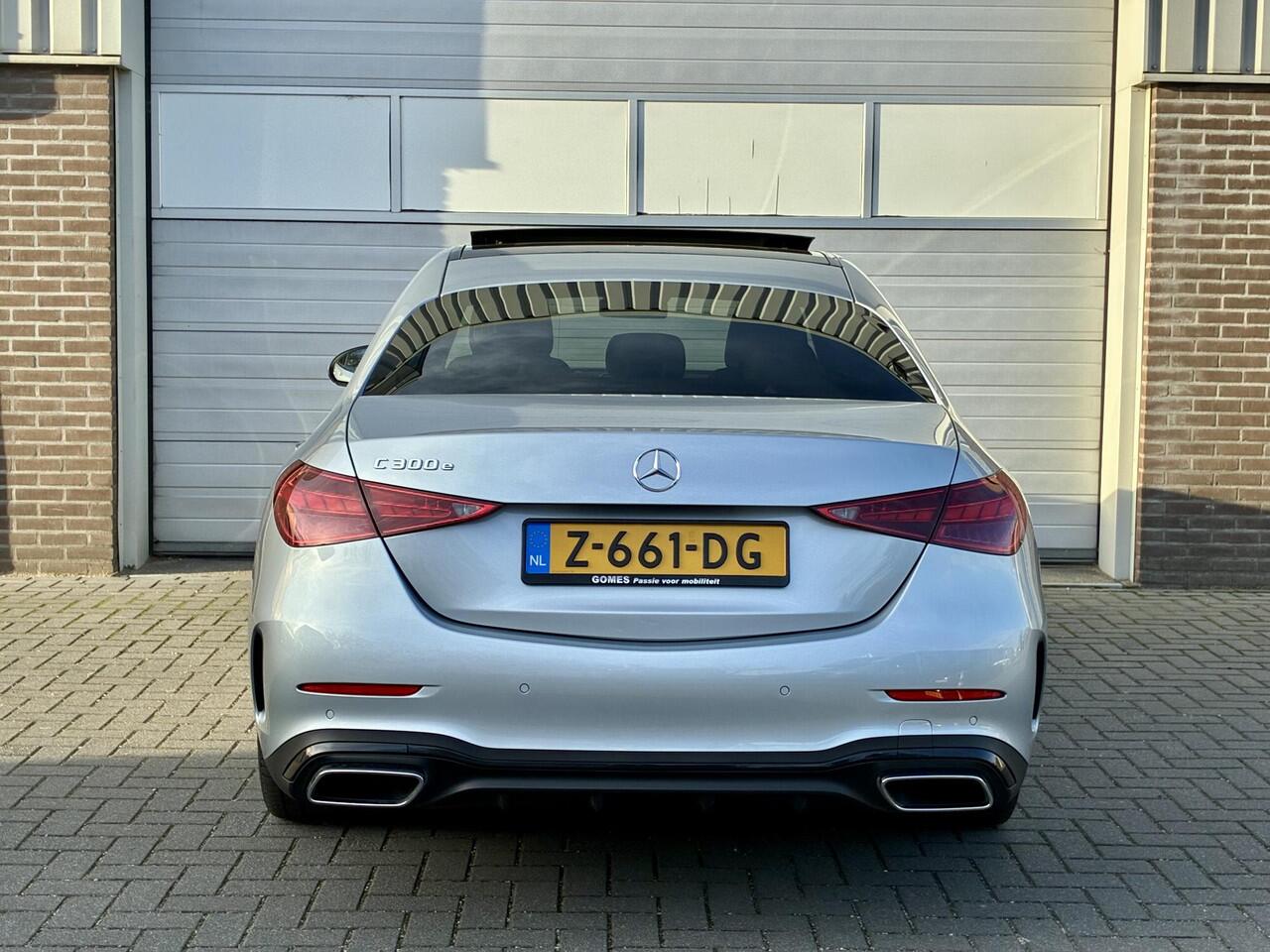Mercedes-Benz C-KLASSE 300 e | AMG Line | Panoramadak | Trekhaak | Premium Plus | Night Pakket | Winter Pakket | Elektrisch Verstelbare Stoelen + Memory | Head-up Display | 360° Camera | Dodehoekassistent | Stuurverwarming | Stoelverwarming | Sfeerverlichting
