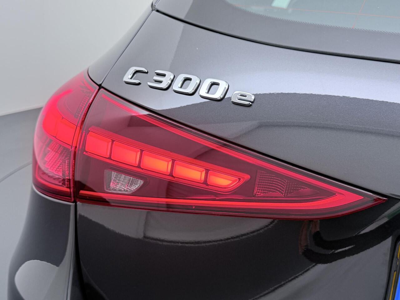 Mercedes-Benz C-KLASSE Estate 300 e Luxury Line VAN: ¤42.900,- VOOR: ¤36.877,- UW EINDEJAARSVOORDEEL: ¤6.023,- | ELKTR. TREKHAAK | DODE HOEK DETECTIE | ELKTR. STOELEN MET GEHEUGEN | APPLE CARPLAY |