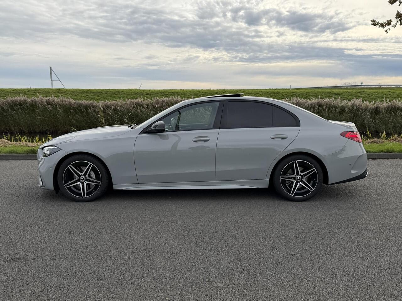 Mercedes-Benz C-KLASSE 180 Business Solution AMG | Panoramadak | Sportstoelen | Digital Light | 360 Camera | DAB | Ele.wegklapbare Trekhaak | Sfeerverlichting | Nightpakket | Spiegelpakket | Apple Carplay/Android Auto |