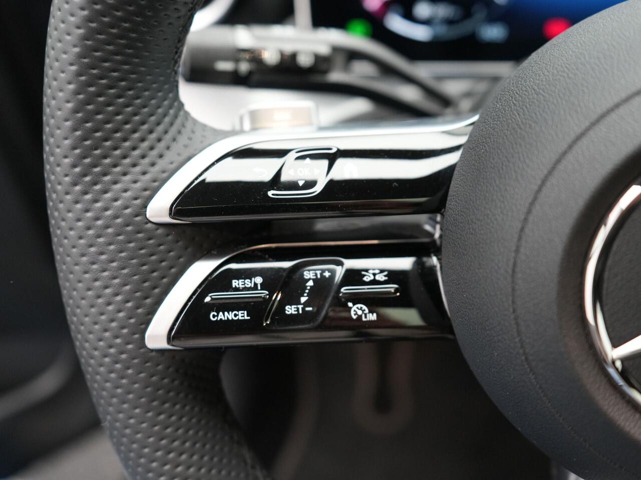 Mercedes-Benz C-KLASSE Estate 300 e AMG Night Plug In Hybrid 320pk Dealer O.H. NIEUW MODEL PHEV | Panodak | Trekhaak af Fabriek | Alcantara Sportstoelen Verwarmd | Sfeerverlichting | Navigatie | Apple Carplay | Virtual | Camera | DAB |