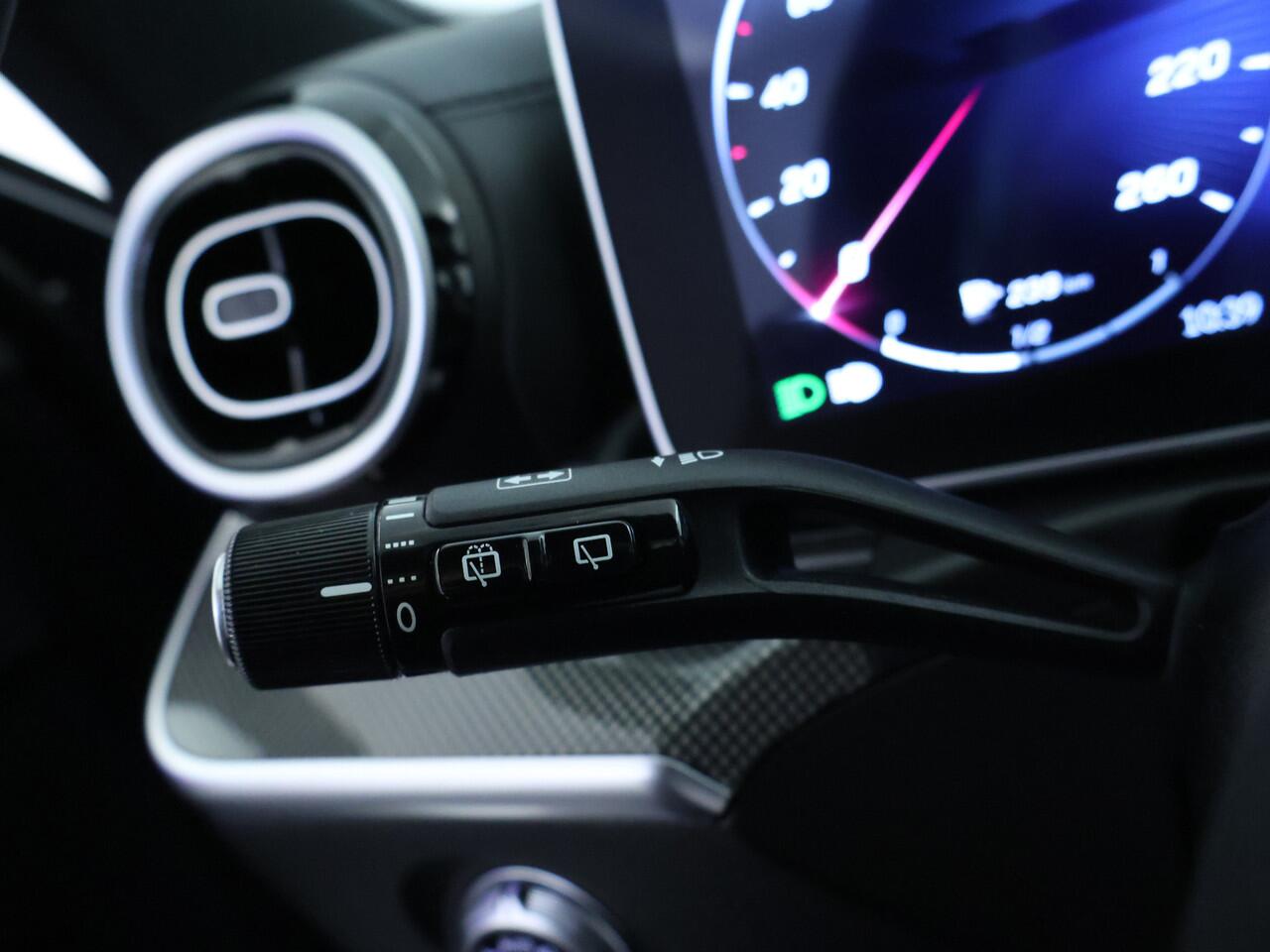 Mercedes-Benz C-KLASSE Estate 300 e AMG Plug-In Hybride AMG Line | Trekhaak | Panorama Schuif-Kanrteldak | Distronic | Stuur en Stoelverwarming. Inclusief 24 maanden Mercedes-Benz Certified garantie voor Europa.