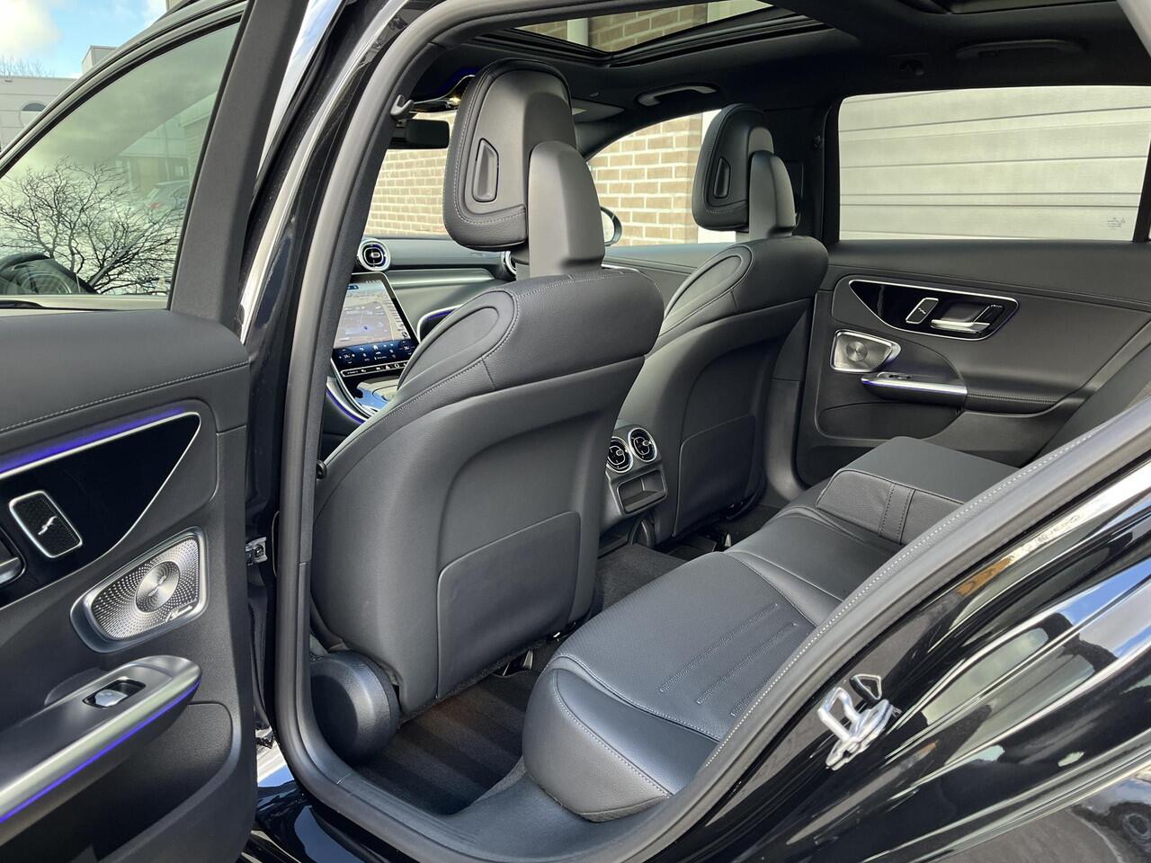 Mercedes-Benz C-KLASSE Estate 180 Star Edition AMG | Night Pakket | Panoramadak | Burmester 3D Surround Sound | Elektrisch Verstelbare Stoelen + Memory | Dodehoekassistent | Apple CarPlay | Android Auto | Sfeerverlichting | Stoelverwarming | Achteruitrijcamera