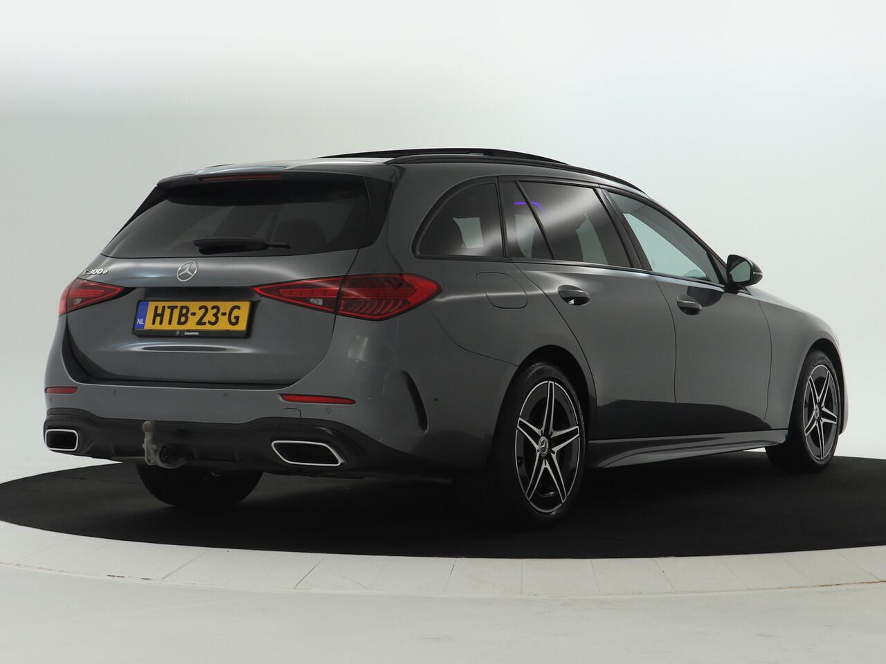 Mercedes-Benz C-KLASSE Estate 300 e AMG Plug-In Hybride | AMG Line | Night Pakket | Trekhaak | Panorama Schuif-Kanteldak | Dodehoek Assist | Stuur en Stoelverwarming | Inclusief 24 maanden MB Certified garantie voor Europa.