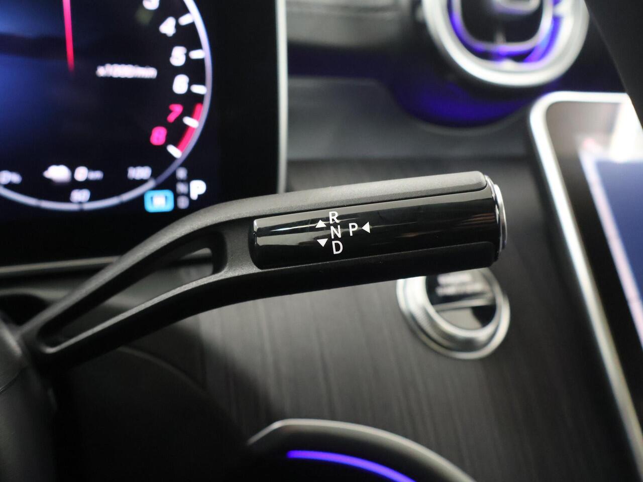 Mercedes-Benz C-KLASSE 300e AMG Line | Panoramaschuifdak| Rijsassistentiepakket | Trekhaak | 360 camera | Digital light | Winterpakket