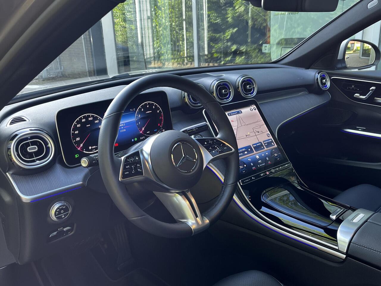 Mercedes-Benz C-KLASSE Estate 180 Luxury Line | Panoramadak | Dodehoekassistent | Privacy Glas Achter | Apple CarPlay | Android Auto | Elektrisch Verstelbare Stoelen + Memory | Sfeerverlichting | Stoelverwarming | Stuurverwarming