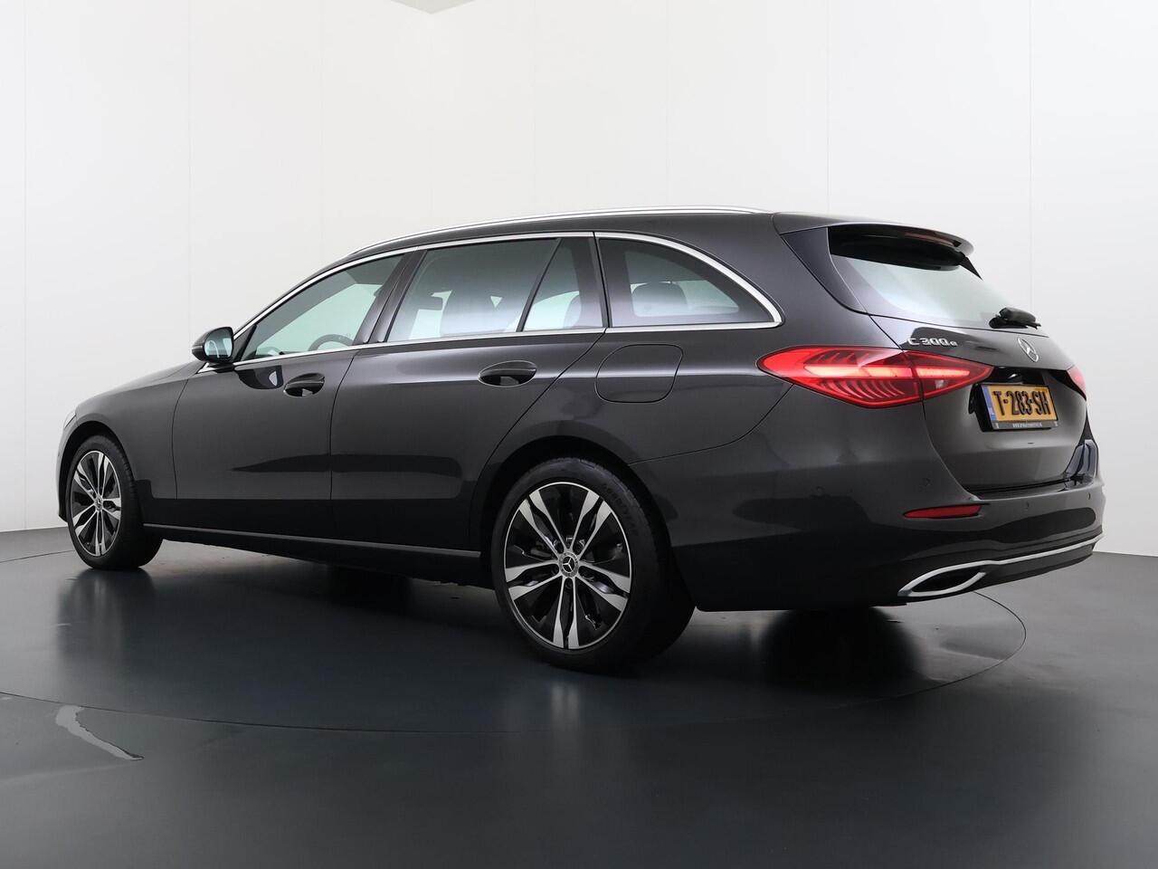 Mercedes-Benz C-KLASSE Estate 300 e Luxury Line VAN: ¤42.900,- VOOR: ¤36.877,- UW EINDEJAARSVOORDEEL: ¤6.023,- | ELKTR. TREKHAAK | DODE HOEK DETECTIE | ELKTR. STOELEN MET GEHEUGEN | APPLE CARPLAY |