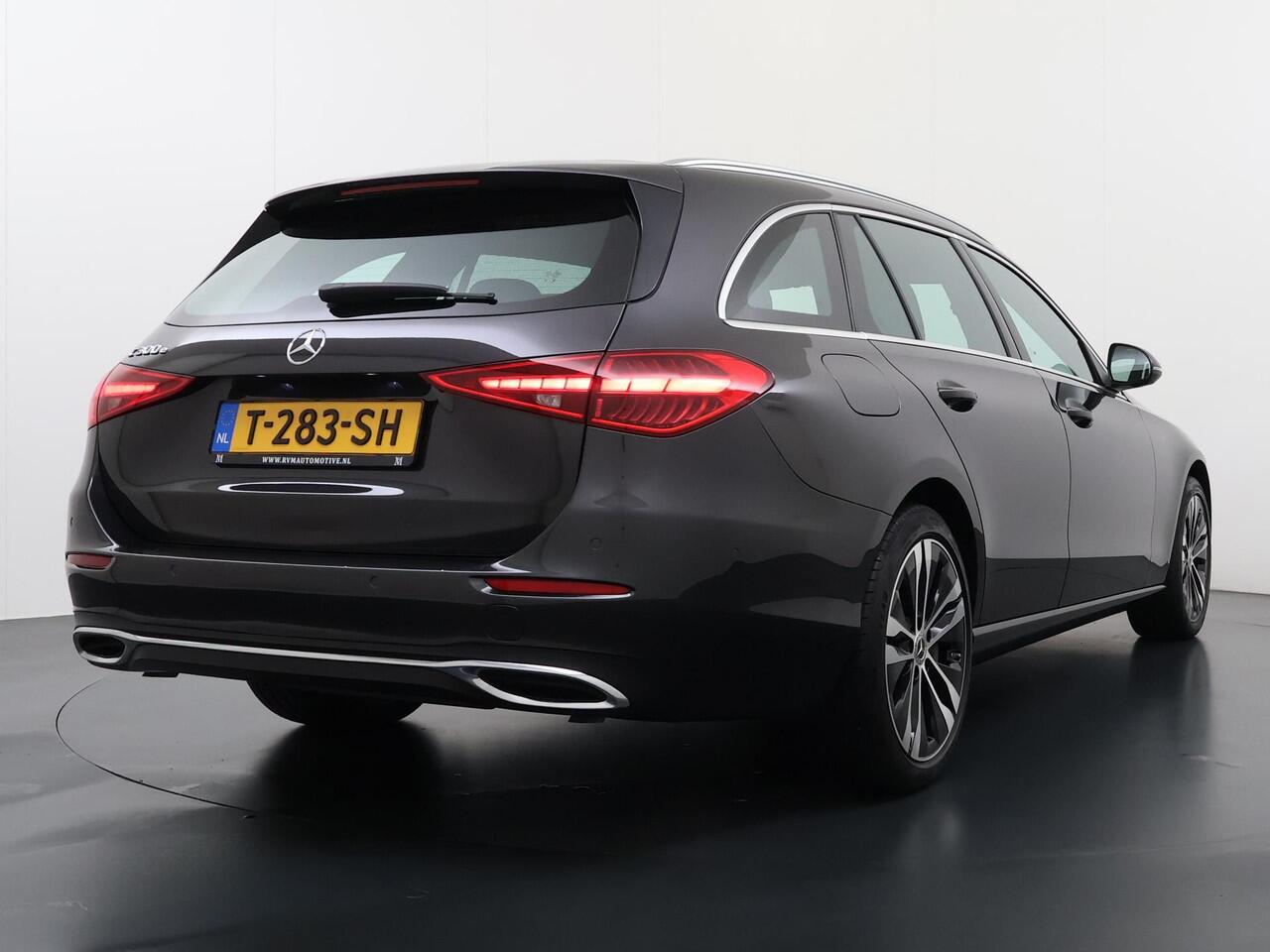Mercedes-Benz C-KLASSE Estate 300 e Luxury Line VAN: ¤42.900,- VOOR: ¤36.877,- UW EINDEJAARSVOORDEEL: ¤6.023,- | ELKTR. TREKHAAK | DODE HOEK DETECTIE | ELKTR. STOELEN MET GEHEUGEN | APPLE CARPLAY |