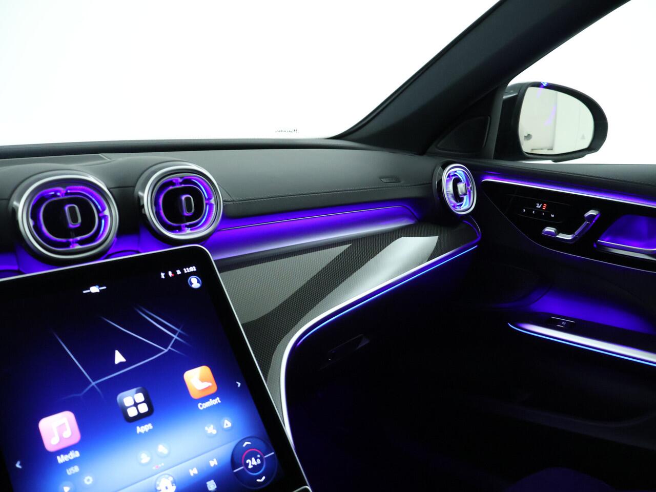 Mercedes-Benz C-KLASSE Estate 180 AMG Nightpakket | Trekhaak | Dodehoekassistent | Memory | Alarm | Stoelverwarming | Parkeerpakket met Camera | Inclusief 24 maanden Mercedes-Benz Certified garantie voor Europa.