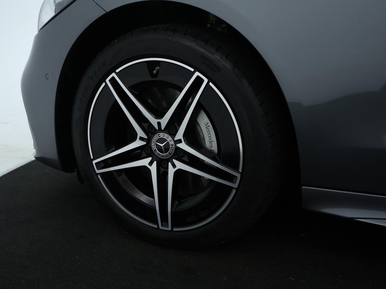 Mercedes-Benz C-KLASSE Estate 300 e AMG Plug-In Hybride AMG Line | Night Pakket | Trekhaak | Panorama Schuif-Kanteldak | Memory Voorstoelen. Inclusief 24 maanden Mercedes-Benz Certified garantie voor Europa.