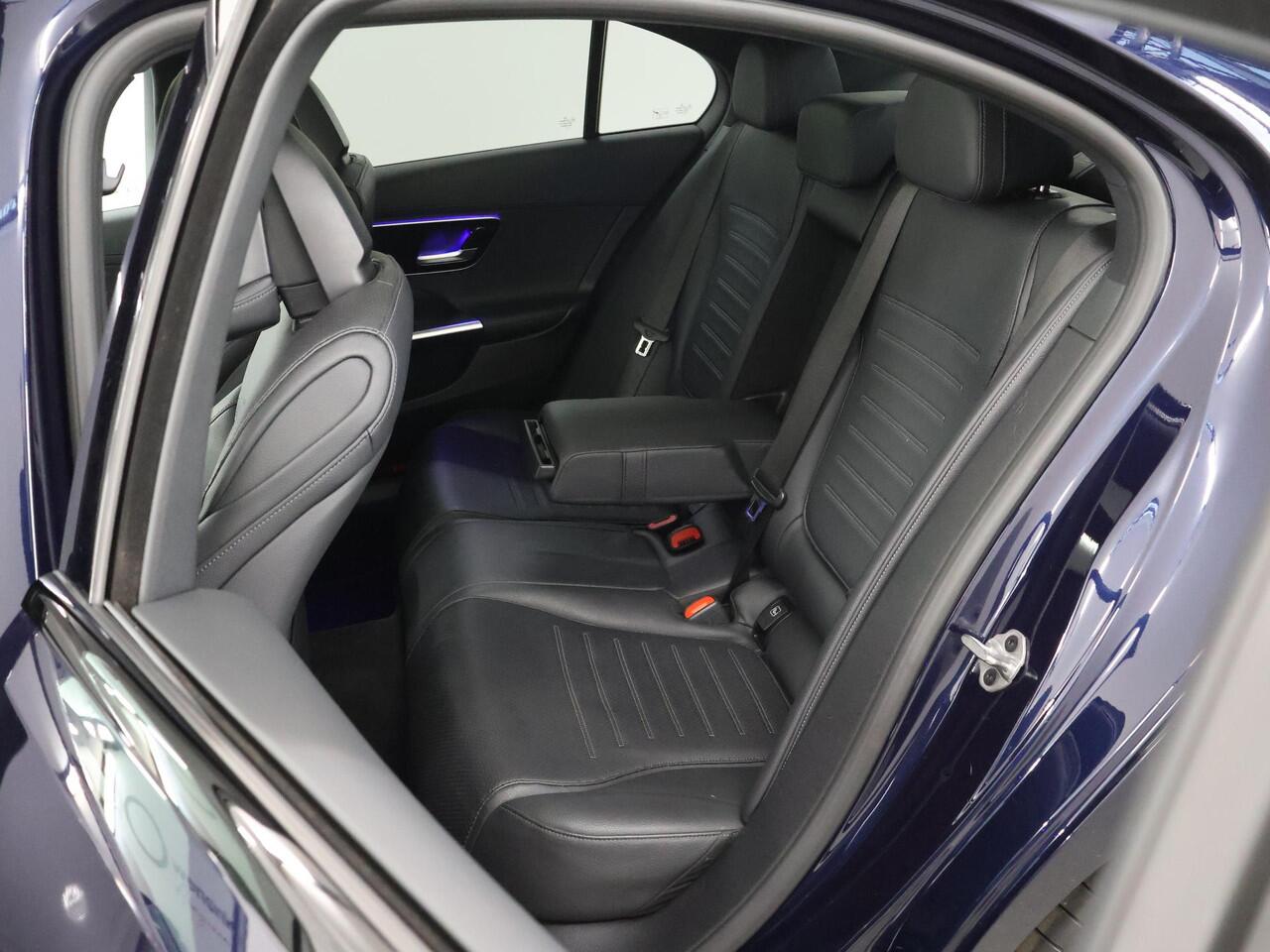 Mercedes-Benz C-KLASSE 180 AMG Line | Night | Panoramadak | Sfeerverlichting | Stoelverwarming | 19" lichtmetalen velgen |