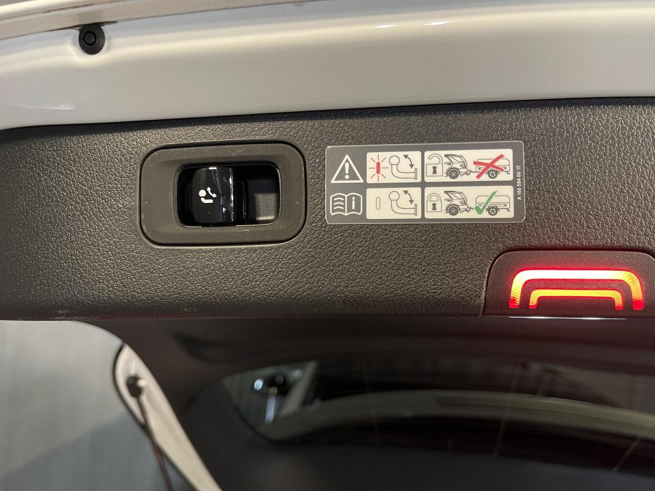 Mercedes-Benz C-KLASSE Estate 300 e AMG Line 18"/Panoramadak/Laser LED/Trekhaak/Stoelverwarming + memory l + r/Adaptieve cruise/Sfeerverlichting premium/Elektrische klep/Apple Carplay & Android Auto