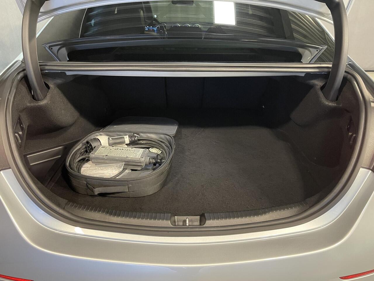 Mercedes-Benz C-KLASSE 300 e AMG Line 18"/Leder/Panoramadak/360 camera/Dodehoek/Keyless/Stoelverwarming + memory l + r/Sfeerverlichting premium/Apple Carplay & Android Auto