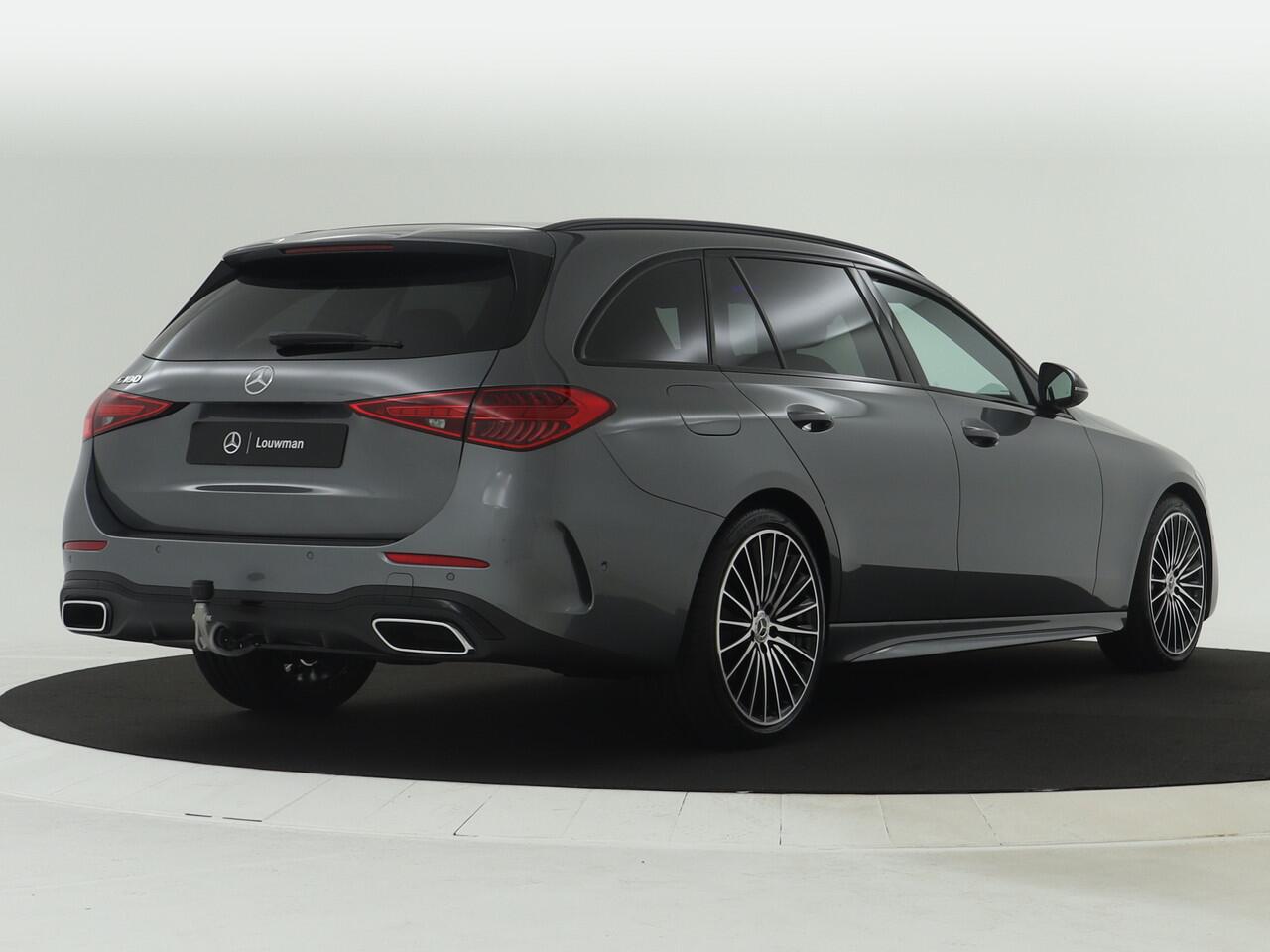 Mercedes-Benz C-KLASSE Estate 180 AMG Nightpakket | Trekhaak | Dodehoekassistent | Memory | Alarm | Stoelverwarming | Parkeerpakket met Camera | Inclusief 24 maanden Mercedes-Benz Certified garantie voor Europa.