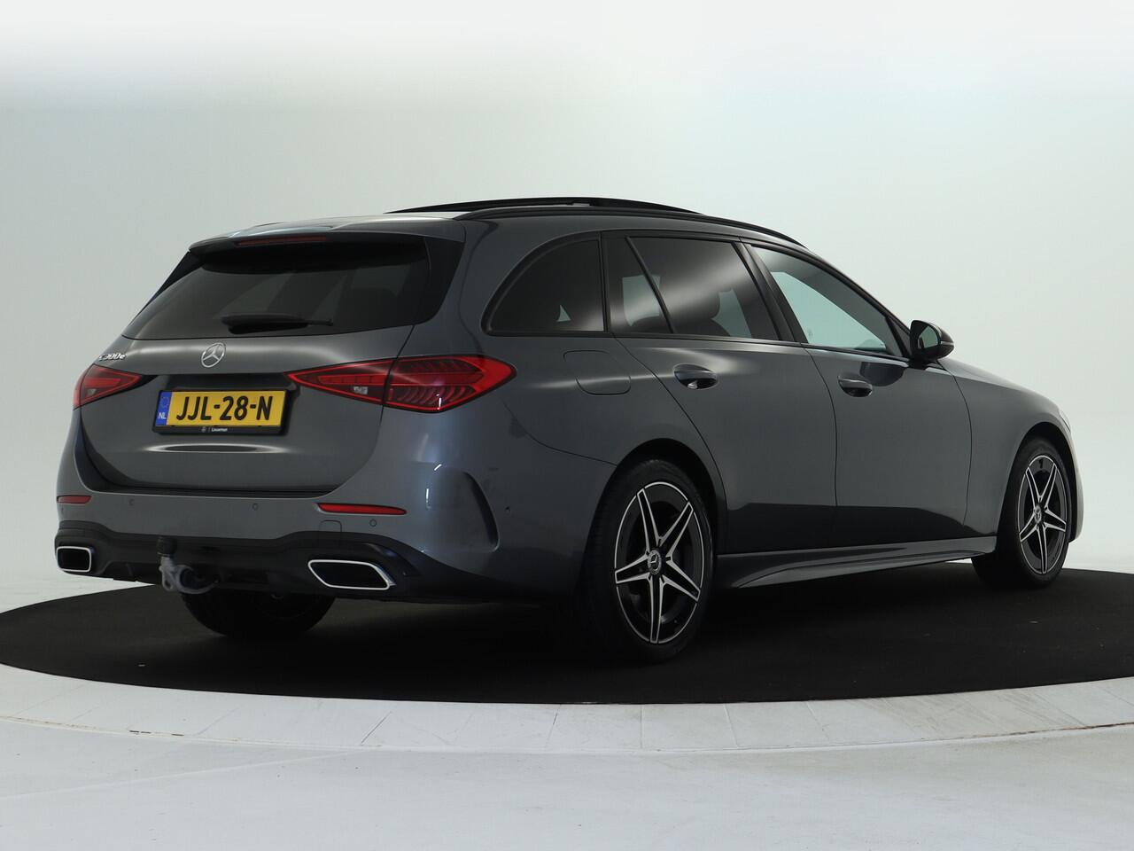 Mercedes-Benz C-KLASSE Estate 300 e AMG Plug-In Hybride AMG Line | Night Pakket | Trekhaak | Panorama Schuif-Kanteldak | Memory Voorstoelen. Inclusief 24 maanden Mercedes-Benz Certified garantie voor Europa.