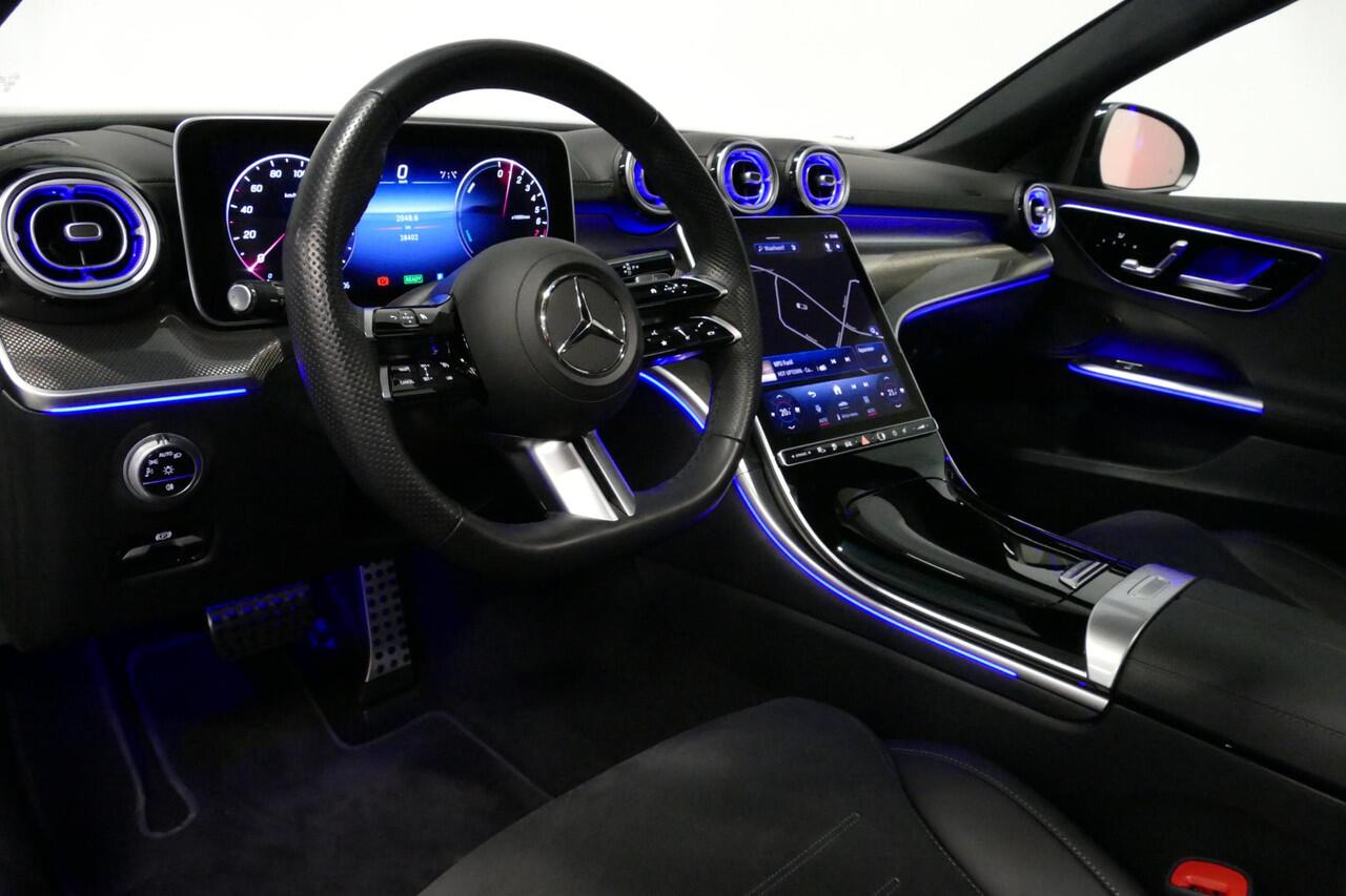 Mercedes-Benz C-KLASSE 300 e AMG Line / C63s AMG Diffuser / Panamericana Grill / Panoramadak / Elektr. verstelbare voorstoelen + memory / Head-up Display / Ambienteverlichting Premium / Stoelverwarming / Apple Carplay - Android Auto / Rondomzichtcamera / 20'' LMV / LED High Per