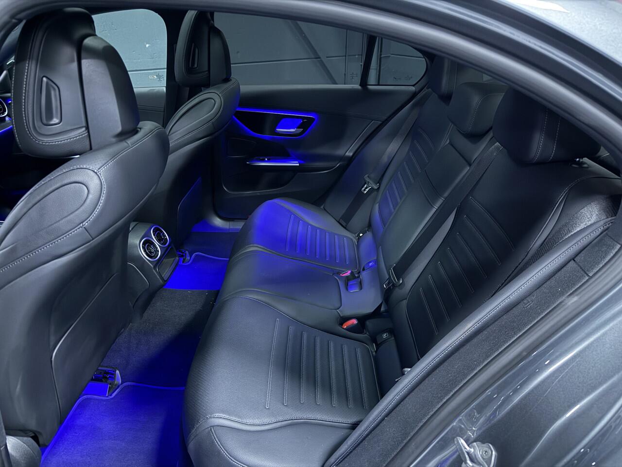 Mercedes-Benz C-KLASSE 180 AMG Line Automaat - Leder - Navigatie - Camera - Panoramadak - Full Option - Nieuwstaat - 1e Eigenaar