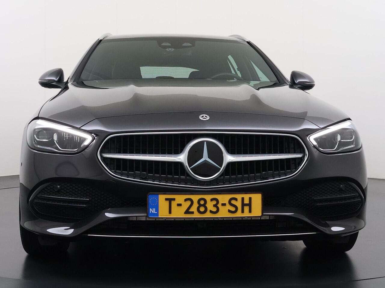 Mercedes-Benz C-KLASSE Estate 300 e Luxury Line VAN: ¤42.900,- VOOR: ¤36.877,- UW EINDEJAARSVOORDEEL: ¤6.023,- | ELKTR. TREKHAAK | DODE HOEK DETECTIE | ELKTR. STOELEN MET GEHEUGEN | APPLE CARPLAY |