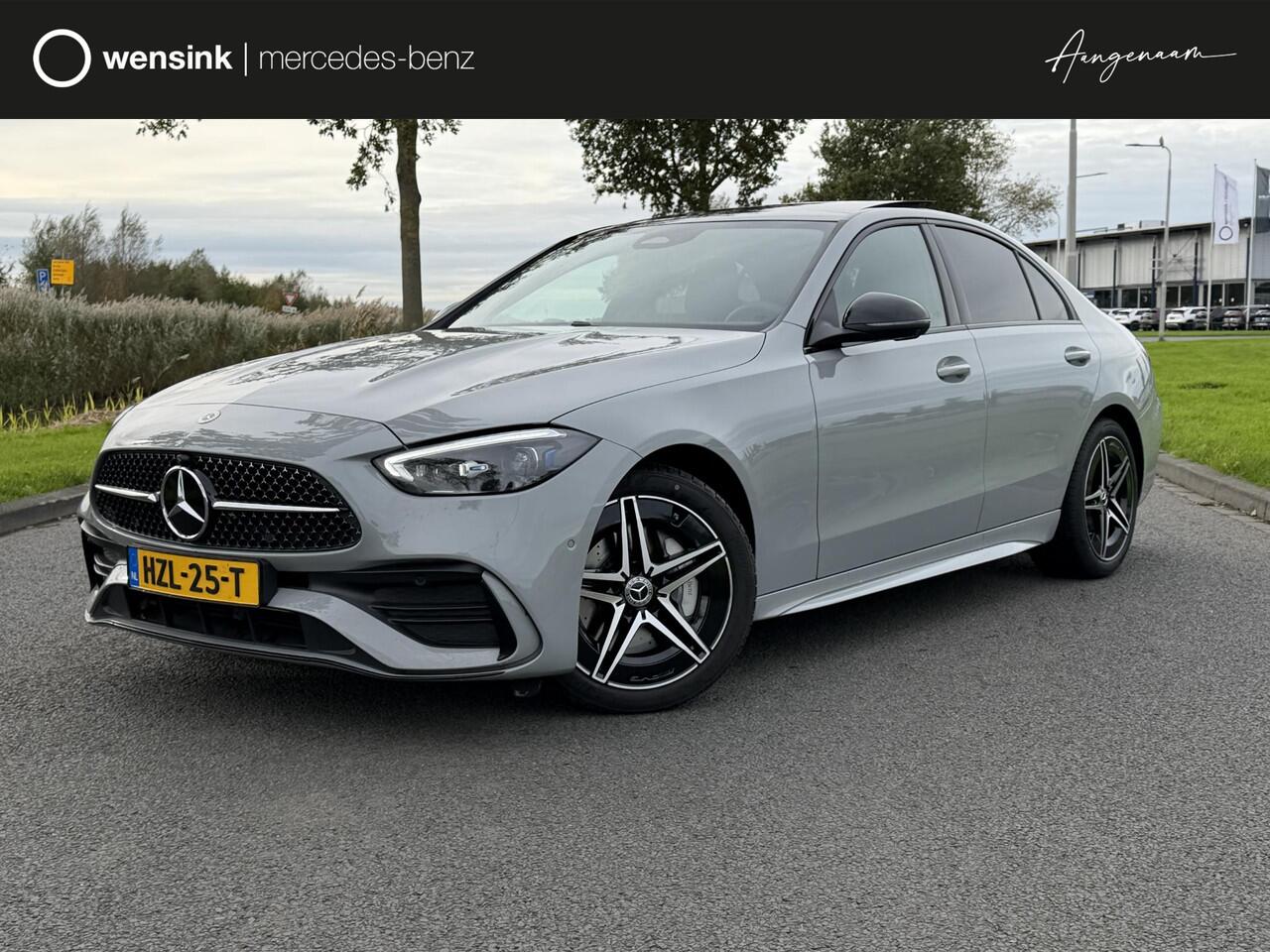 Mercedes-Benz C-KLASSE 180 Business Solution AMG | Panoramadak | Sportstoelen | Digital Light | 360 Camera | DAB | Ele.wegklapbare Trekhaak | Sfeerverlichting | Nightpakket | Spiegelpakket | Apple Carplay/Android Auto |