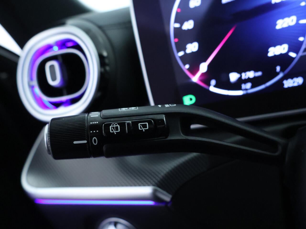 Mercedes-Benz C-KLASSE Estate 300 e AMG Plug-In Hybride AMG Line | Night Pakket | Trekhaak | Panorama Schuif-Kanteldak | Memory Voorstoelen. Inclusief 24 maanden Mercedes-Benz Certified garantie voor Europa.